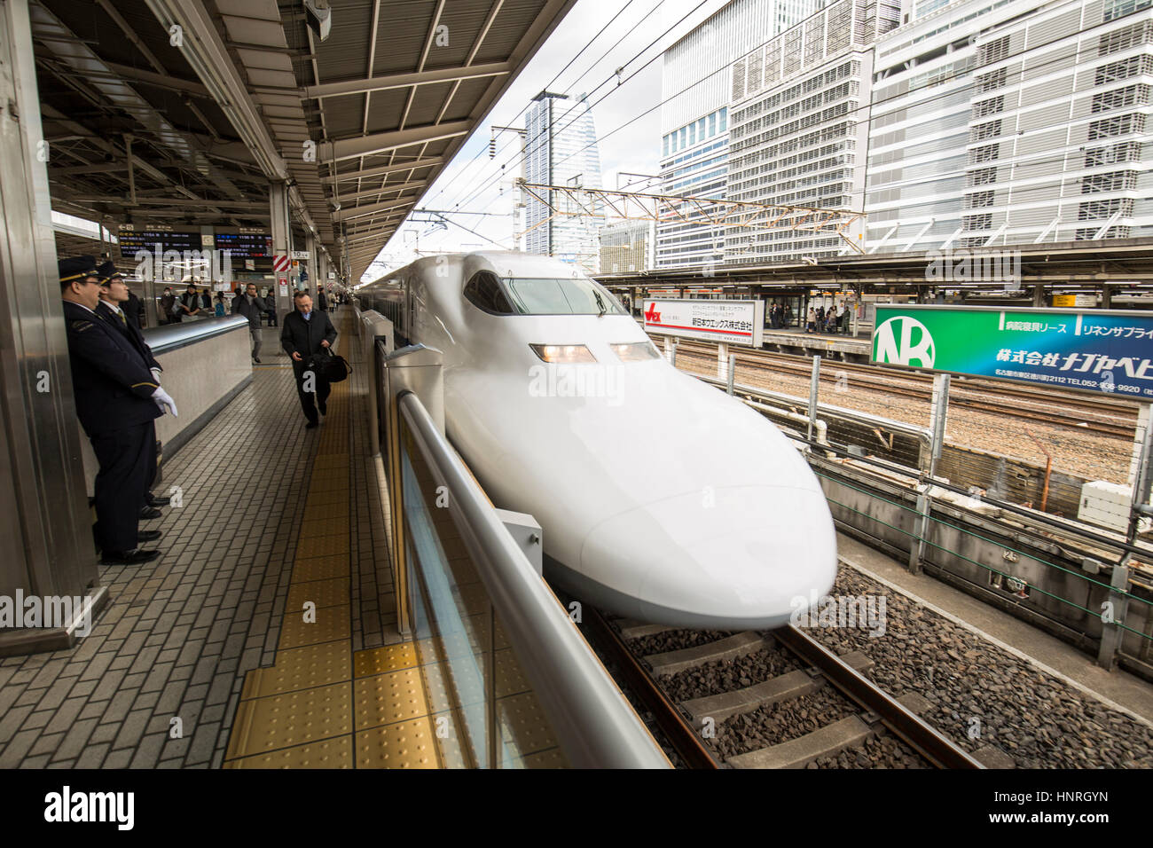 Le Japon . Bullet train Shinkansen à la station Banque D'Images