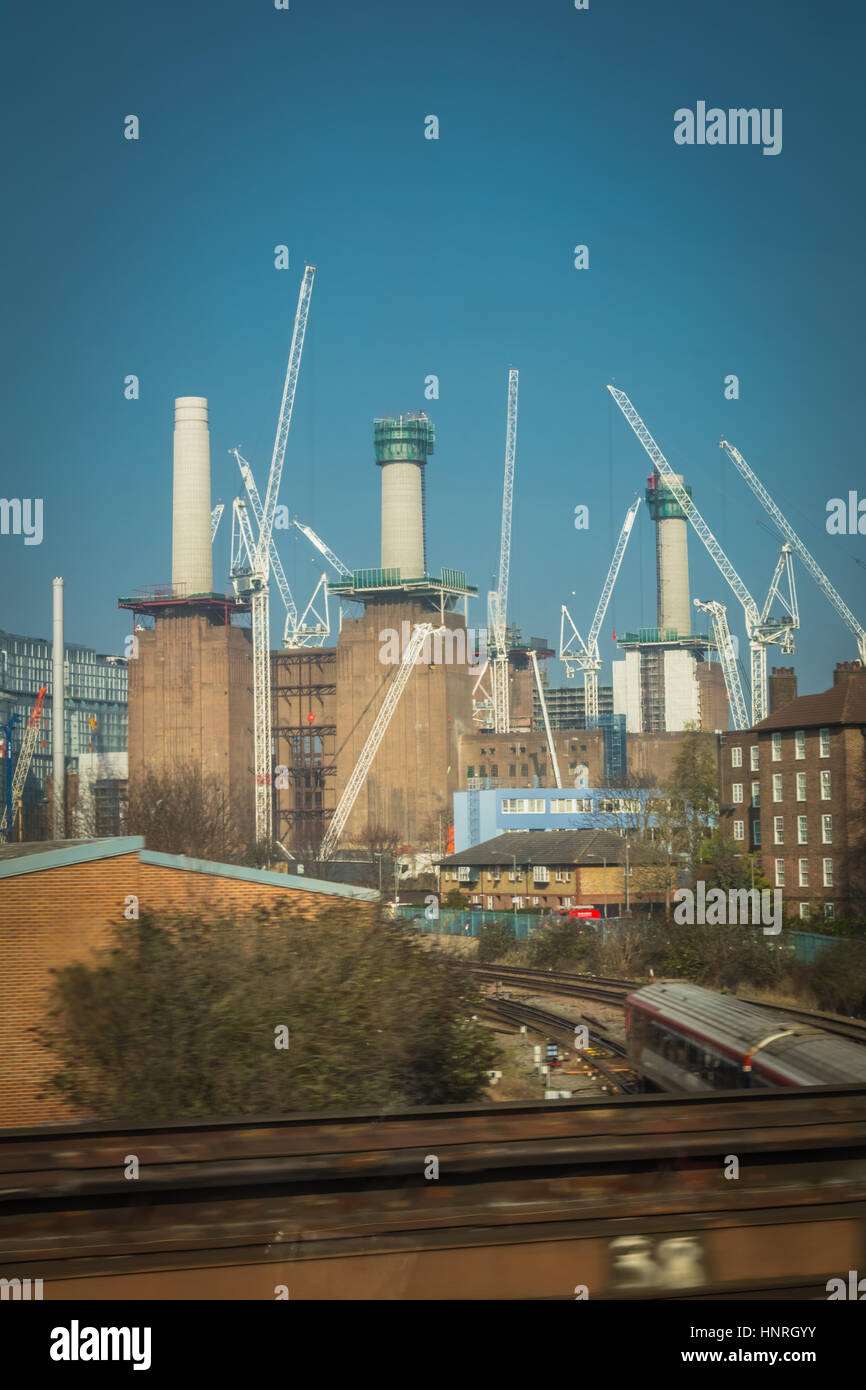 Surround grues Battersea Power Station en tant qu'il subit une transformation et de réaménagement. Banque D'Images