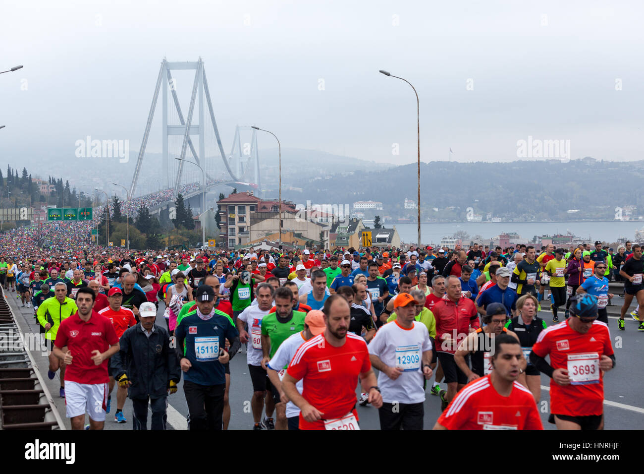 ISTANBUL, TURQUIE - 16 novembre : les concurrents traversent le pont du Bosphore au cours de la 34e édition du Marathon d'Eurasie, le 16 novembre 2014 à Istanbul Banque D'Images ISTANBUL, TURQUIE - 16 novembre : les concurrents traversent le pont du Bosphore au cours de la 34e édition du Marathon d'Eurasie, le 16 novembre 2014 à Istanbul Banque D'Images