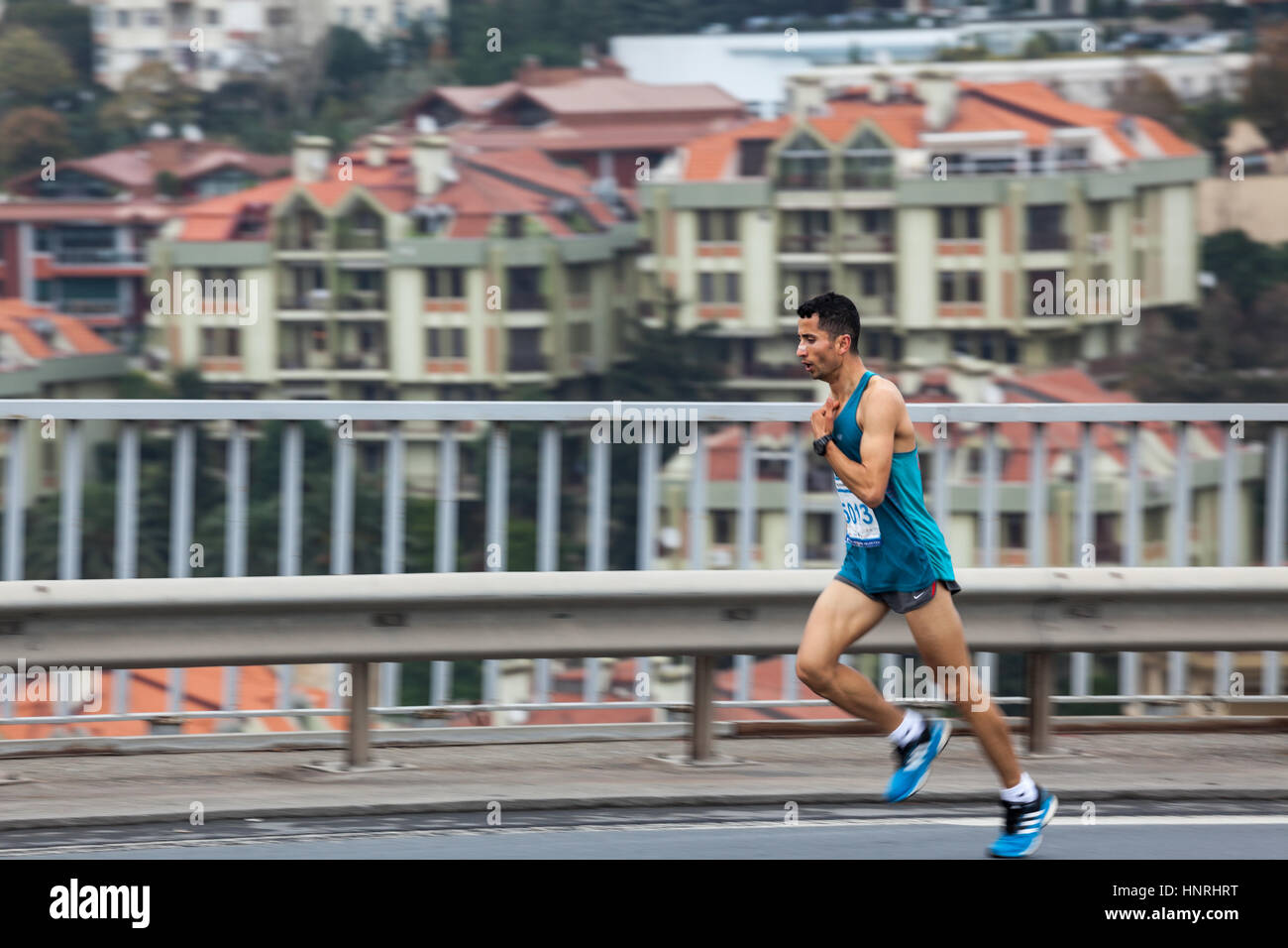 ISTANBUL, TURQUIE - 16 novembre : les concurrents traversent le pont du Bosphore au cours de la 34e édition du Marathon d'Eurasie, le 16 novembre 2014 à Istanbul Banque D'Images ISTANBUL, TURQUIE - 16 novembre : les concurrents traversent le pont du Bosphore au cours de la 34e édition du Marathon d'Eurasie, le 16 novembre 2014 à Istanbul Banque D'Images