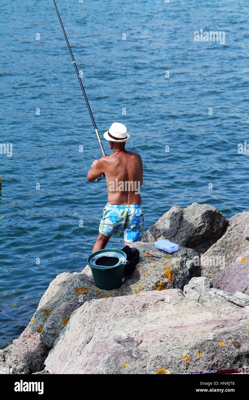 L'homme à la pêche dans l'Azur Banque D'Images