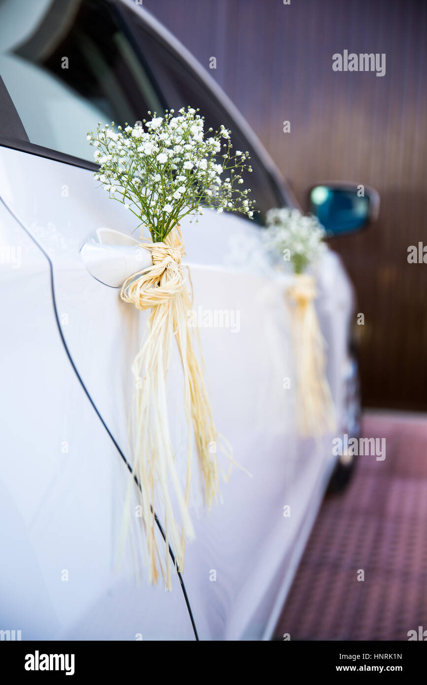 Voiture de mariage décorées de fleurs Banque D'Images