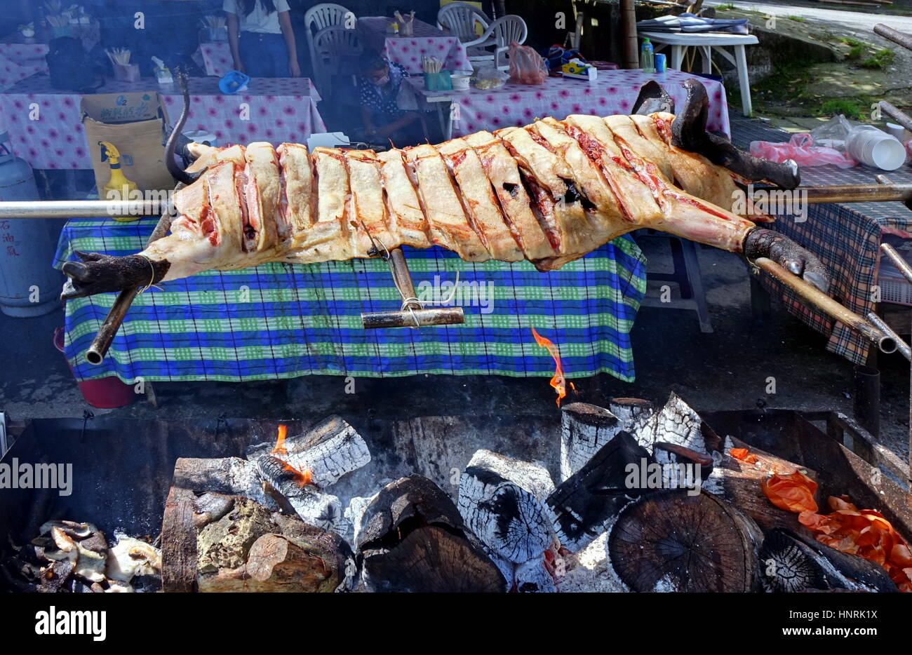 KAOHSIUNG, TAIWAN -- 24 juillet 2016 : un marché traditionnel des autochtones dans le village de montagne de Baoshan propose un rôti de porc noir sur un feu ouvert. Banque D'Images