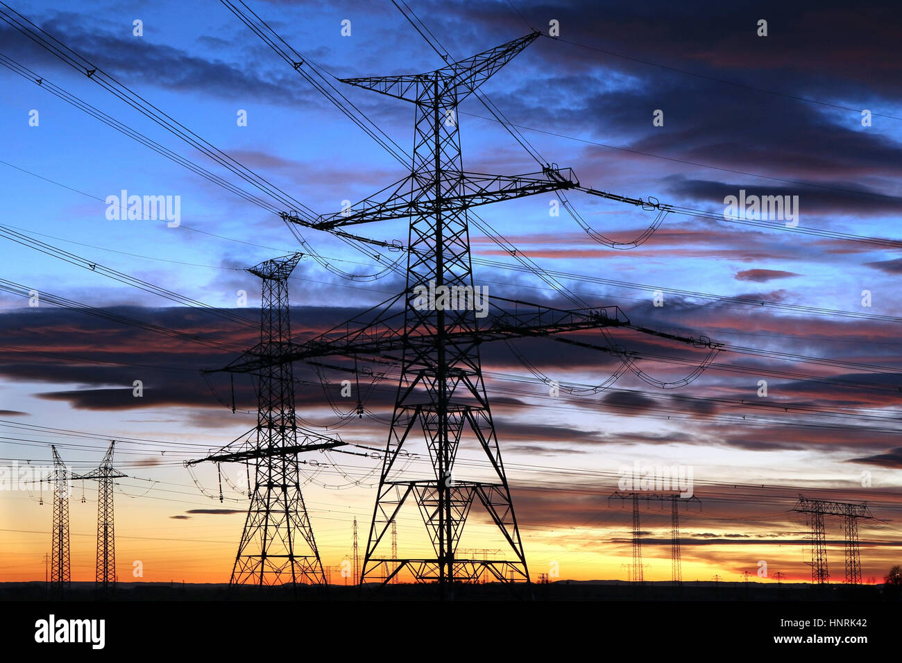 Silhouette de pylônes électriques pendant le coucher du soleil Banque D'Images