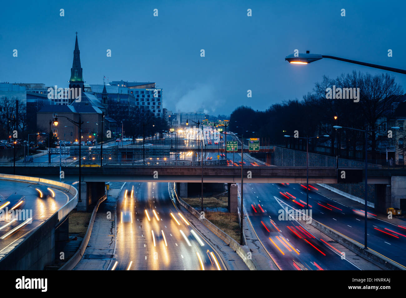 La circulation sur la I-395 sur l'apparence d'un soir, à Washington, DC. Banque D'Images
