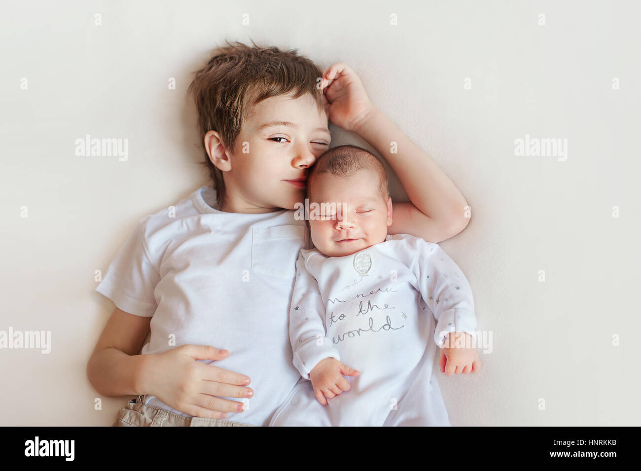 Soeur Et Frere Enfants Bebe Et Enfant Garcon Fille Nouveau Ne On White Photo Stock Alamy Soeur Et Frere Enfants Bebe Et Enfant Garcon Fille Nouveau Ne On White Photo Stock Alamy