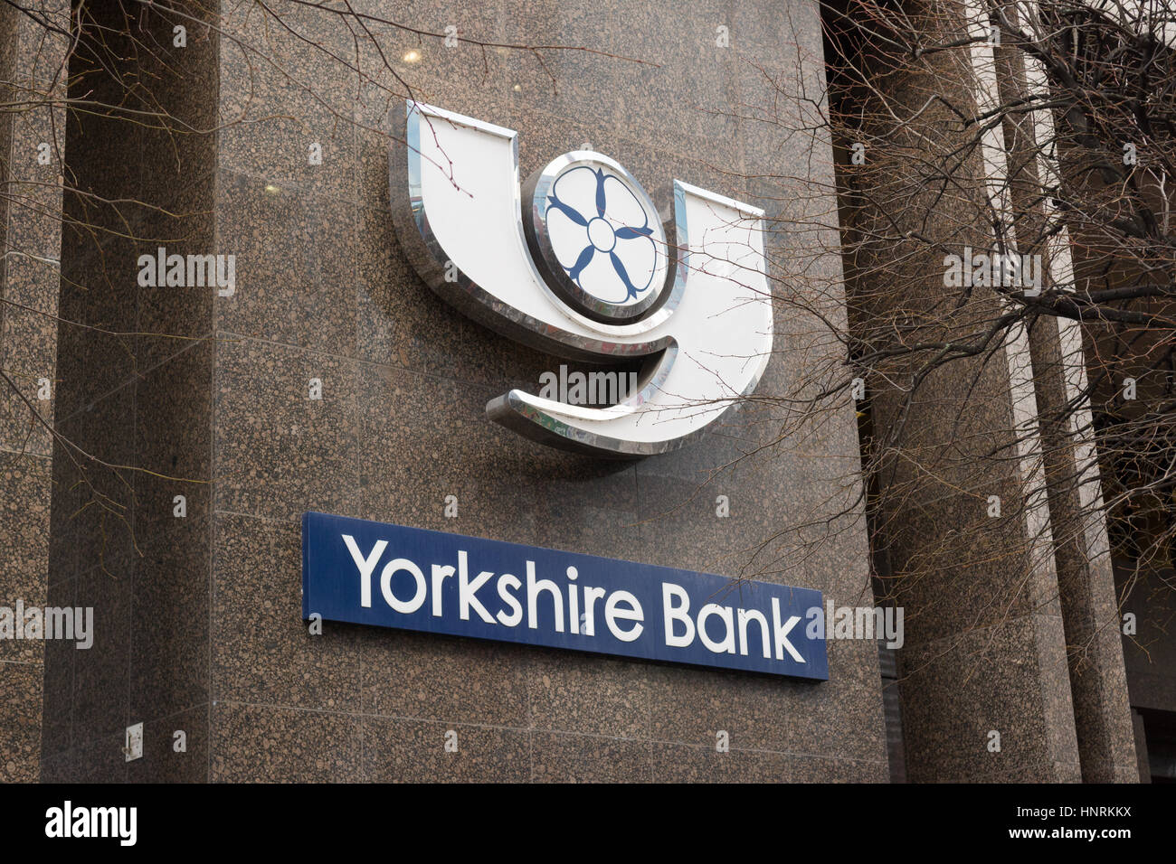 Yorkshire Bank logo sur le mur de Yorkshire Bank Head Office building, Leeds, Yorkshire, Angleterre Banque D'Images