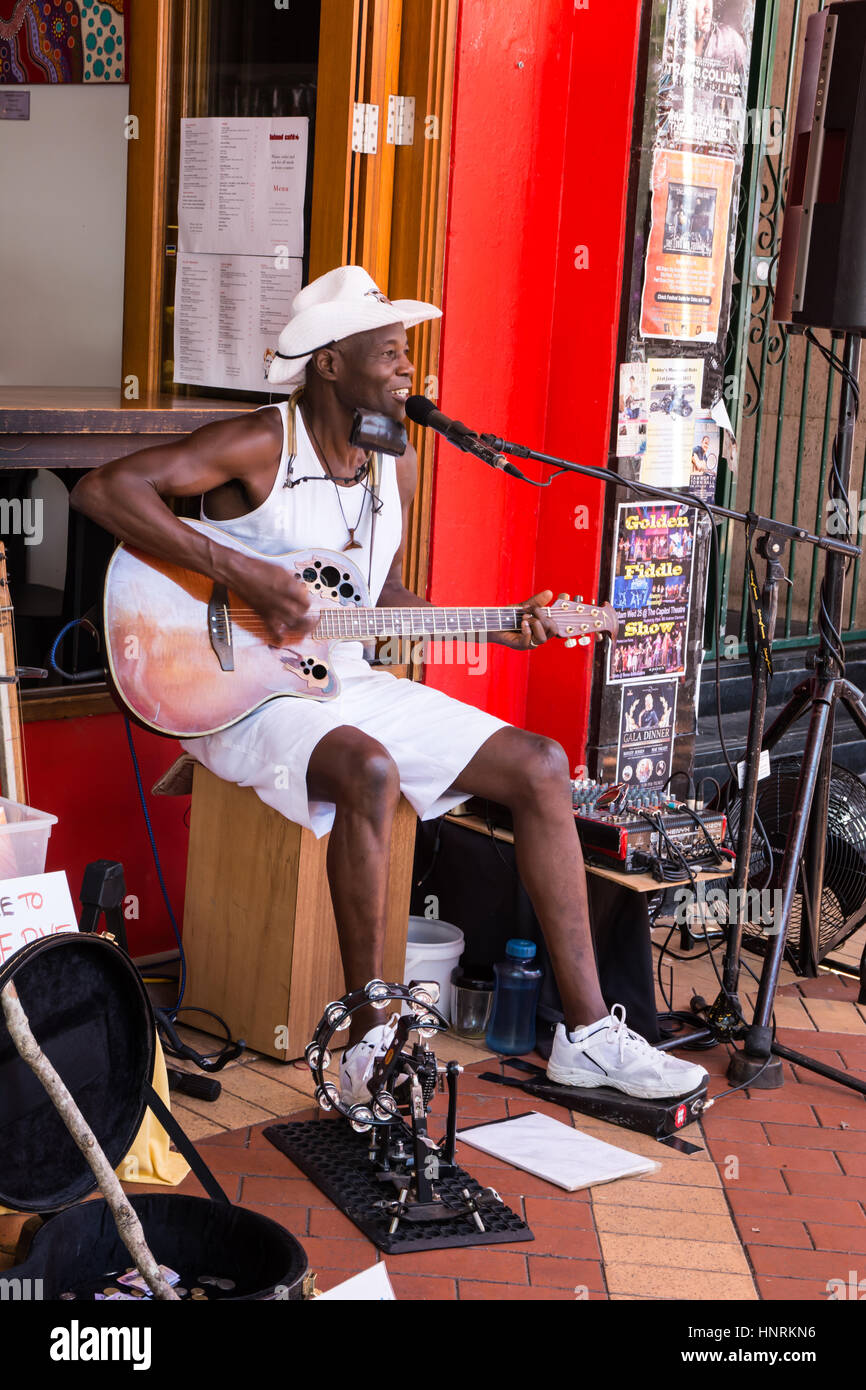 . Chanteur et guitariste noir de la rue au Festival de Musique Country de Tamworth. Banque D'Images