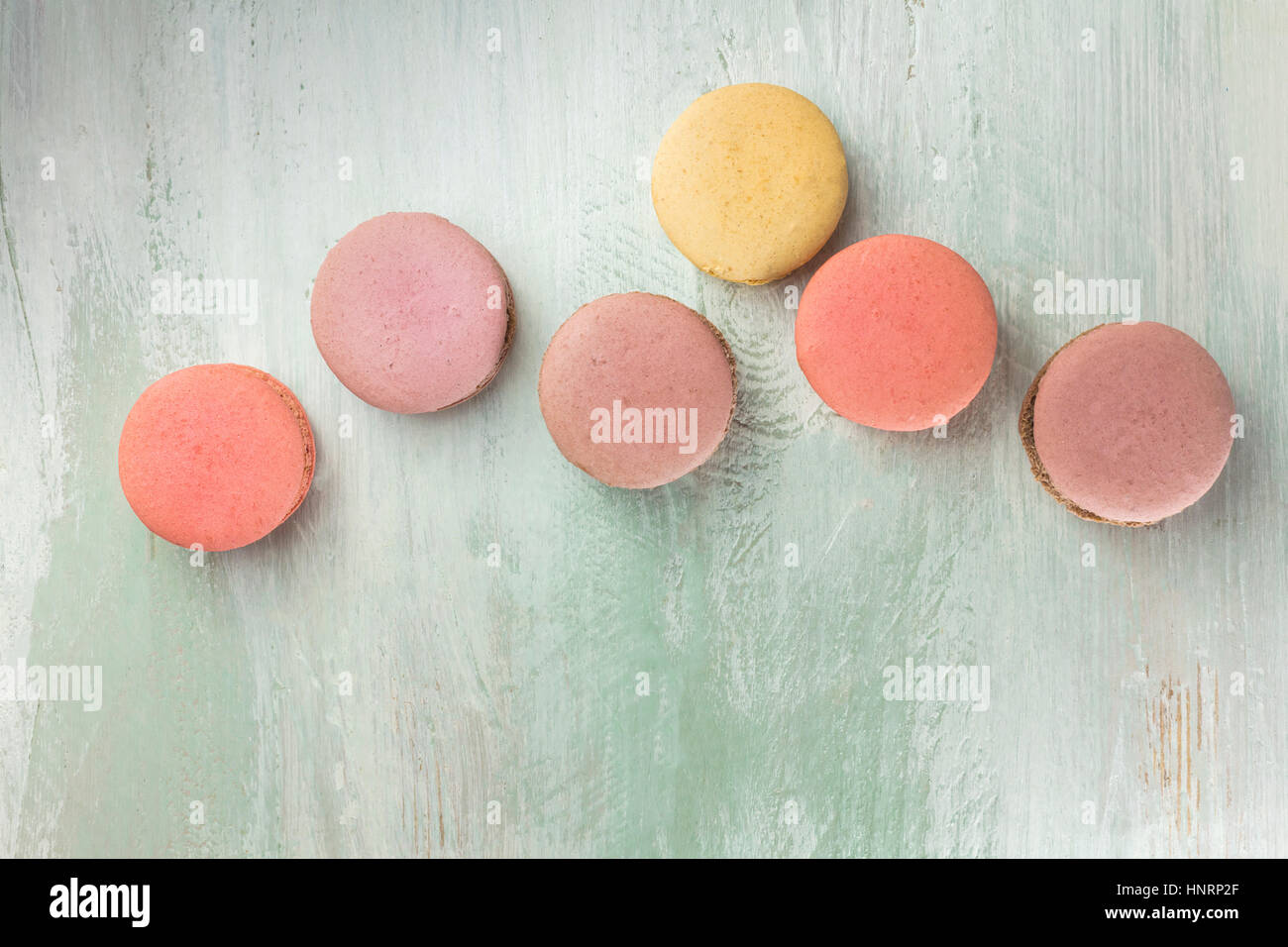 Macarons aux couleurs pastel sur light texture teal Banque D'Images