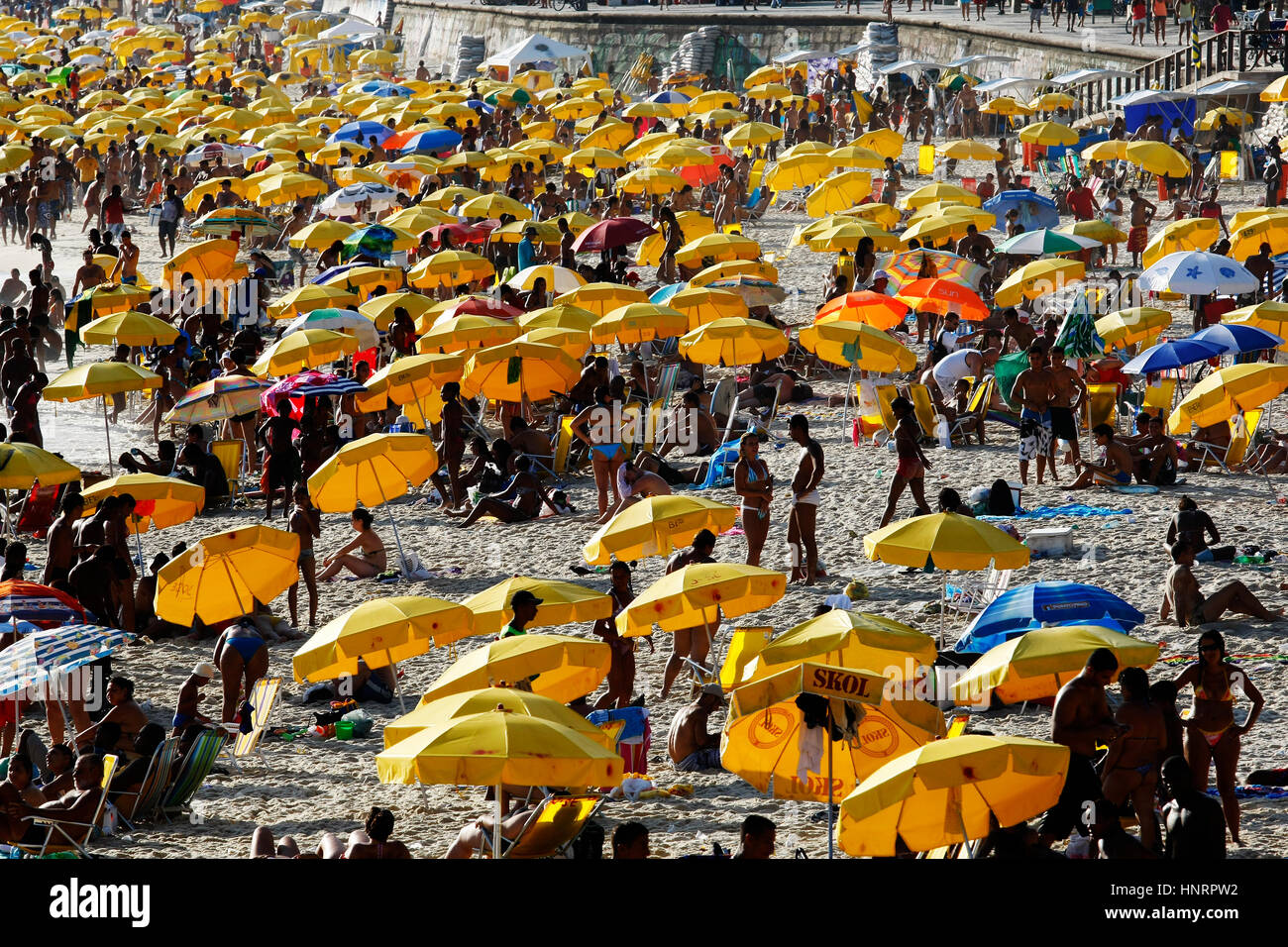 Occupé à la plage d'Ipanema sur une journée ensoleillée d'été dimanche, Rio de Janeiro, Brésil Banque D'Images