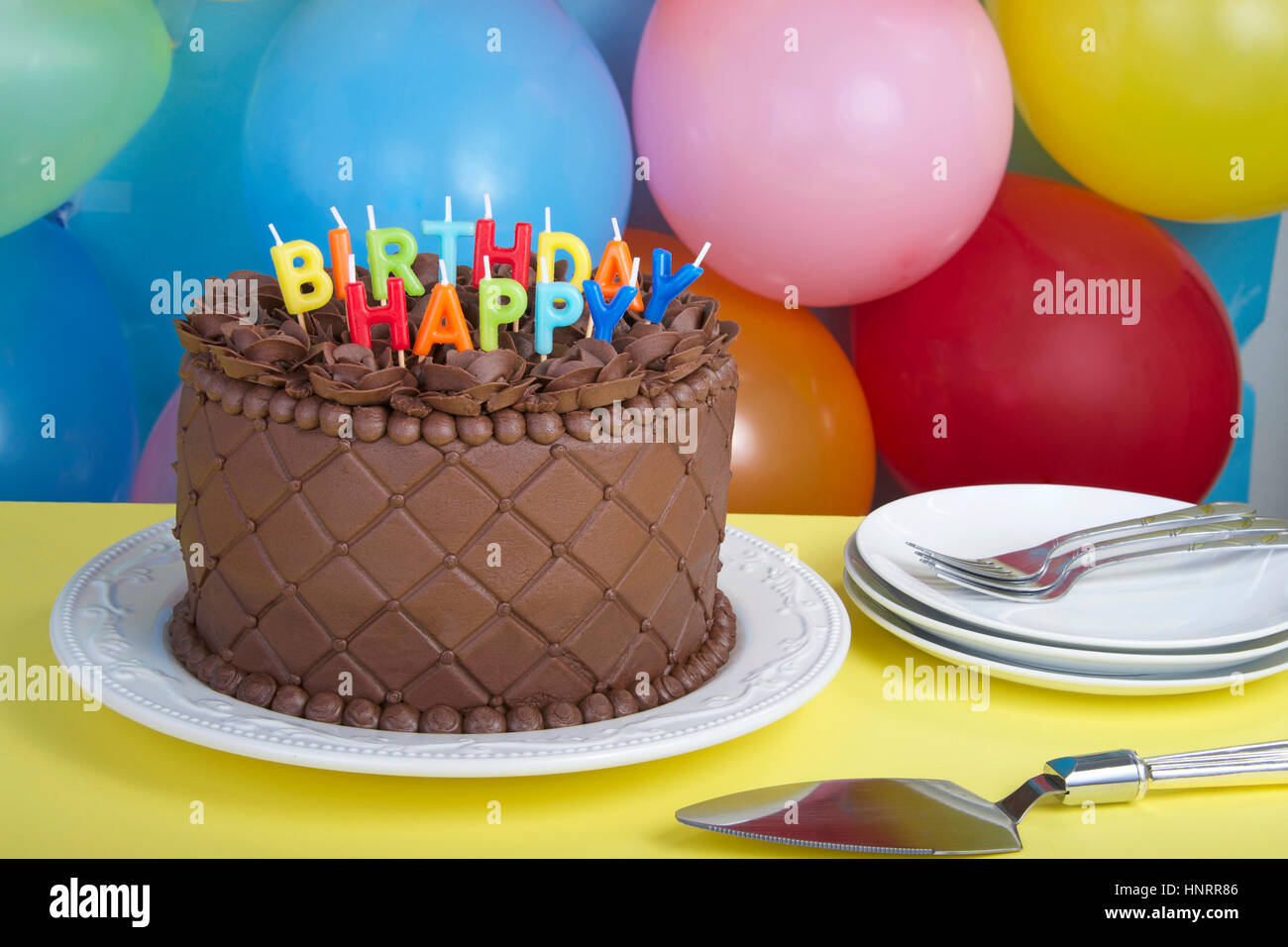 Gateau Triple Chocolat Gaufre Depoli Avec Impression De Diamants Sur Les Cotes Du Glacage Au Chocolat Artisanal Roses Sur Top Isole Sur Table De Boule Jaune Photo Stock Alamy