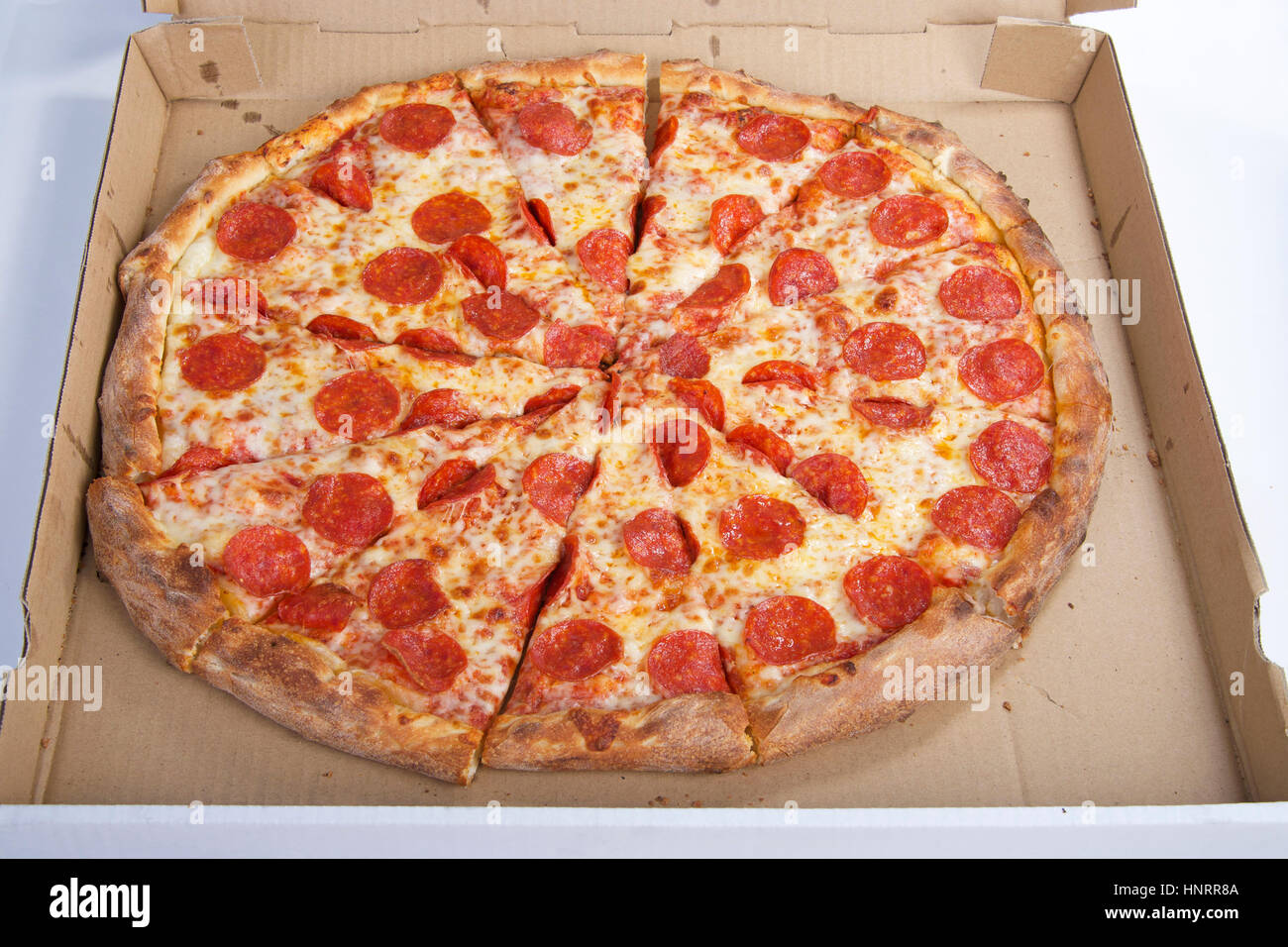 Pizza au pepperoni, dans une boîte en carton, la livraison Banque D'Images Pizza au pepperoni, dans une boîte en carton, la livraison Banque D'Images