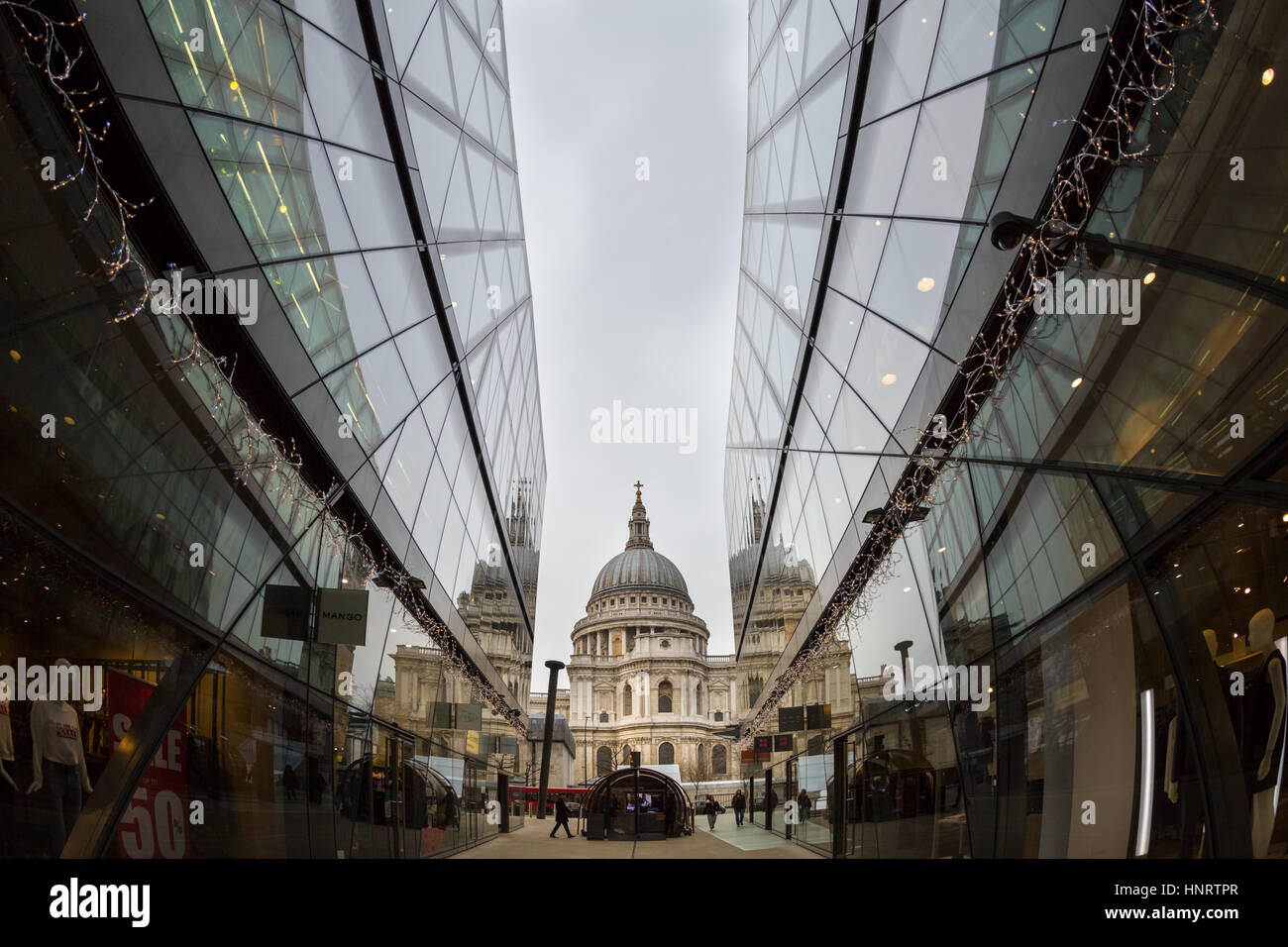 Vue sur la Cathédrale St Paul et réflexions vu d'un nouveau changement, London, UK Banque D'Images
