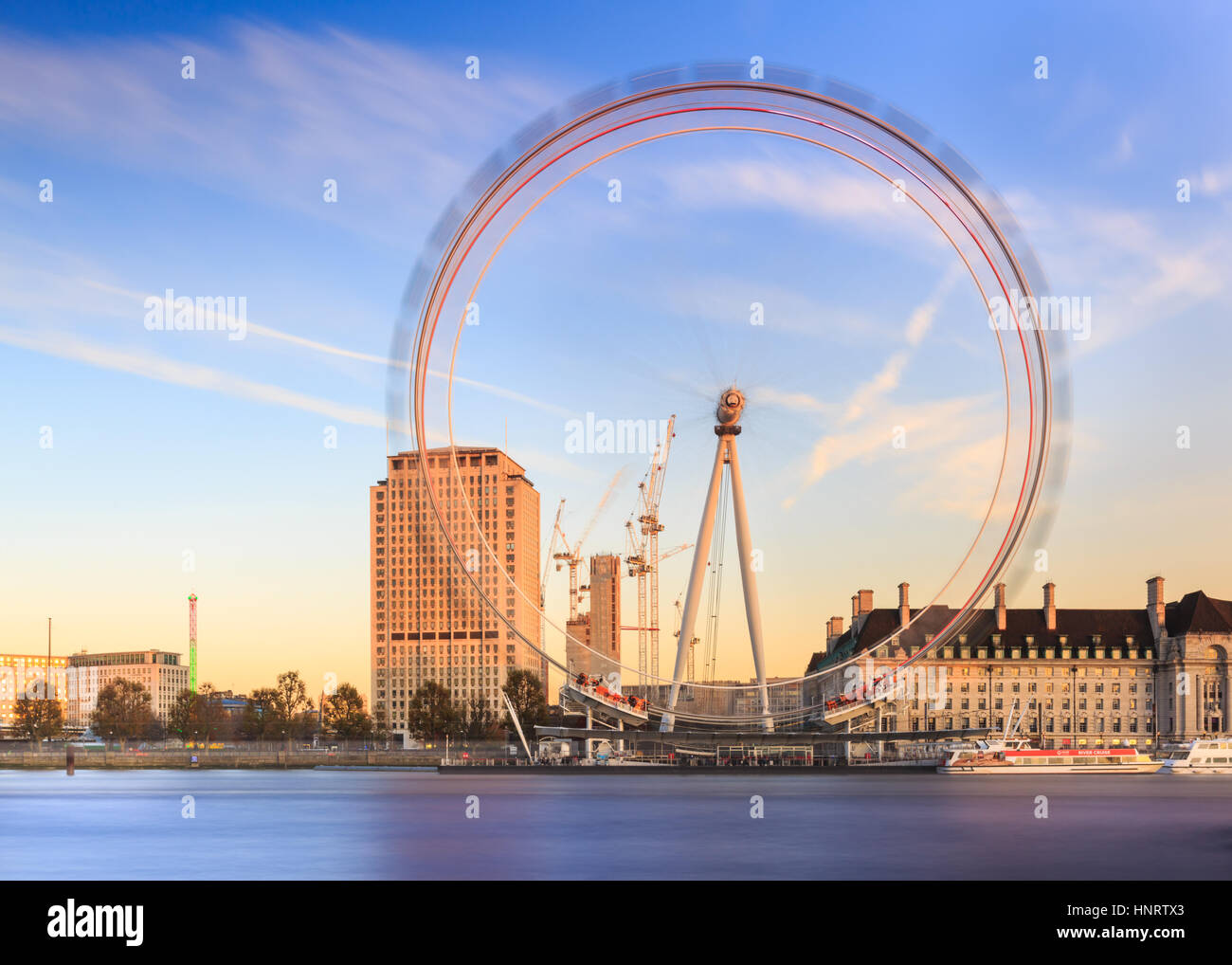 La grande roue London Eye et les toits de Londres de la Tamise, longue exposition monochrome Banque D'Images