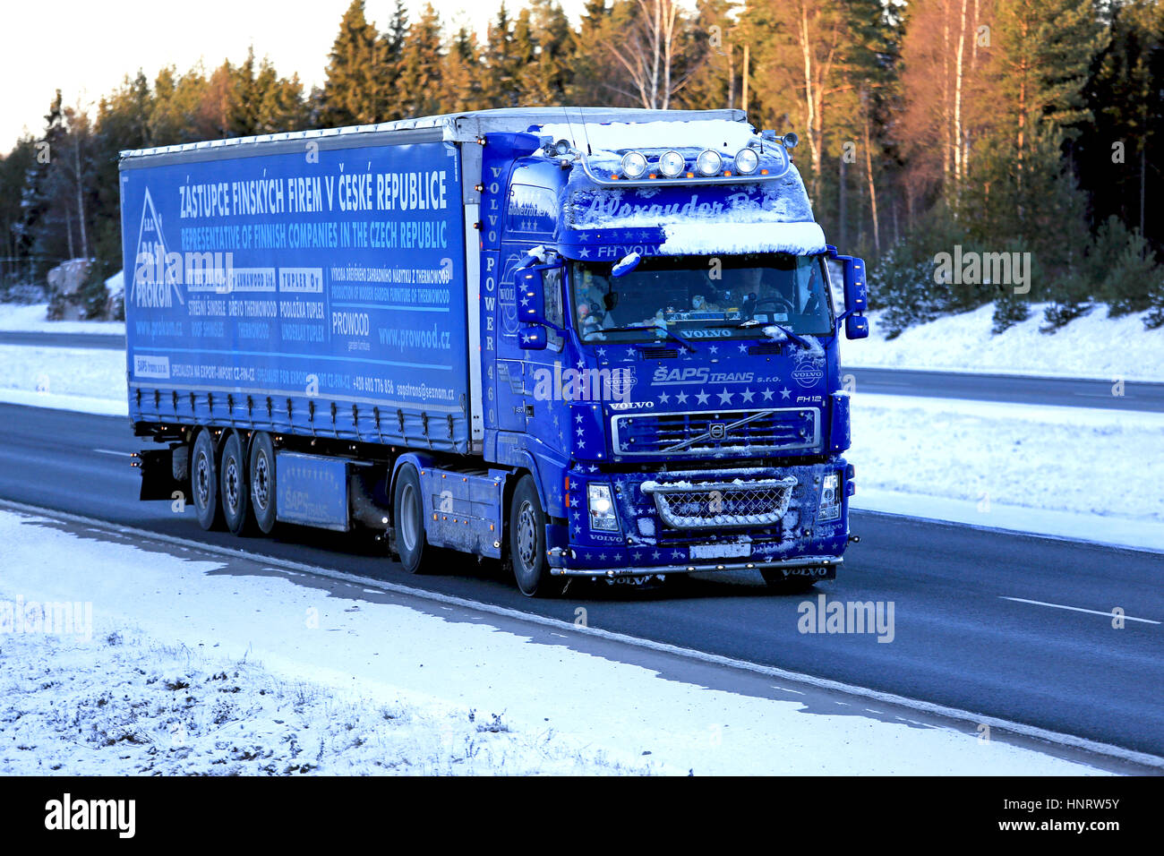 SALO, FINLANDE - le 5 janvier 2017 : Blue Volvo FH12 460 des pas trans avec le gel et la neige sur le véhicule transporte des marchandises le long de l'autoroute notamment très froid Banque D'Images