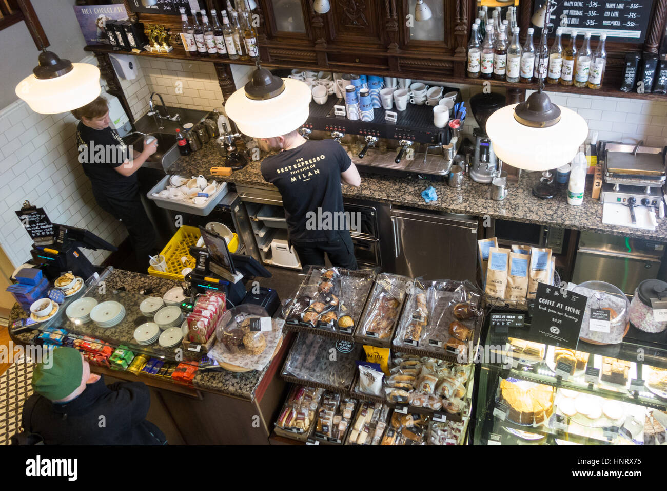 Caffe Nero - café employés au travail - Leeds, Royaume-Uni Banque D'Images