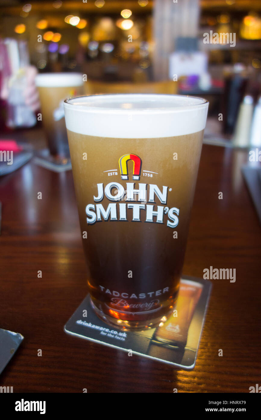 Une pinte de bitter Smith de John s'établir dans un bar un Yorkshire drinkaware beer mat Banque D'Images