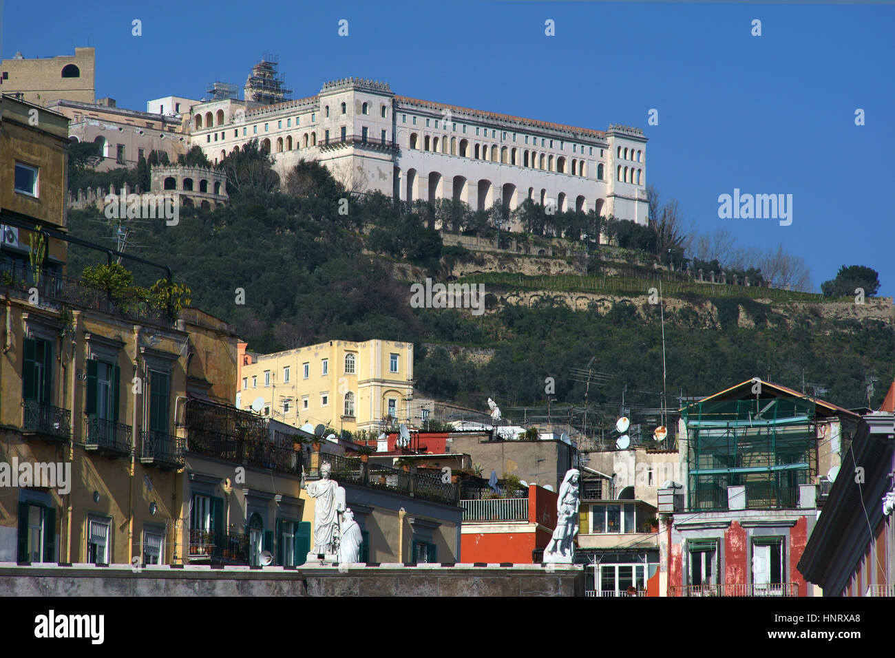 Le Château Sant'Elmo, vue depuis la place Plebiscito, Naples, Italie Banque D'Images