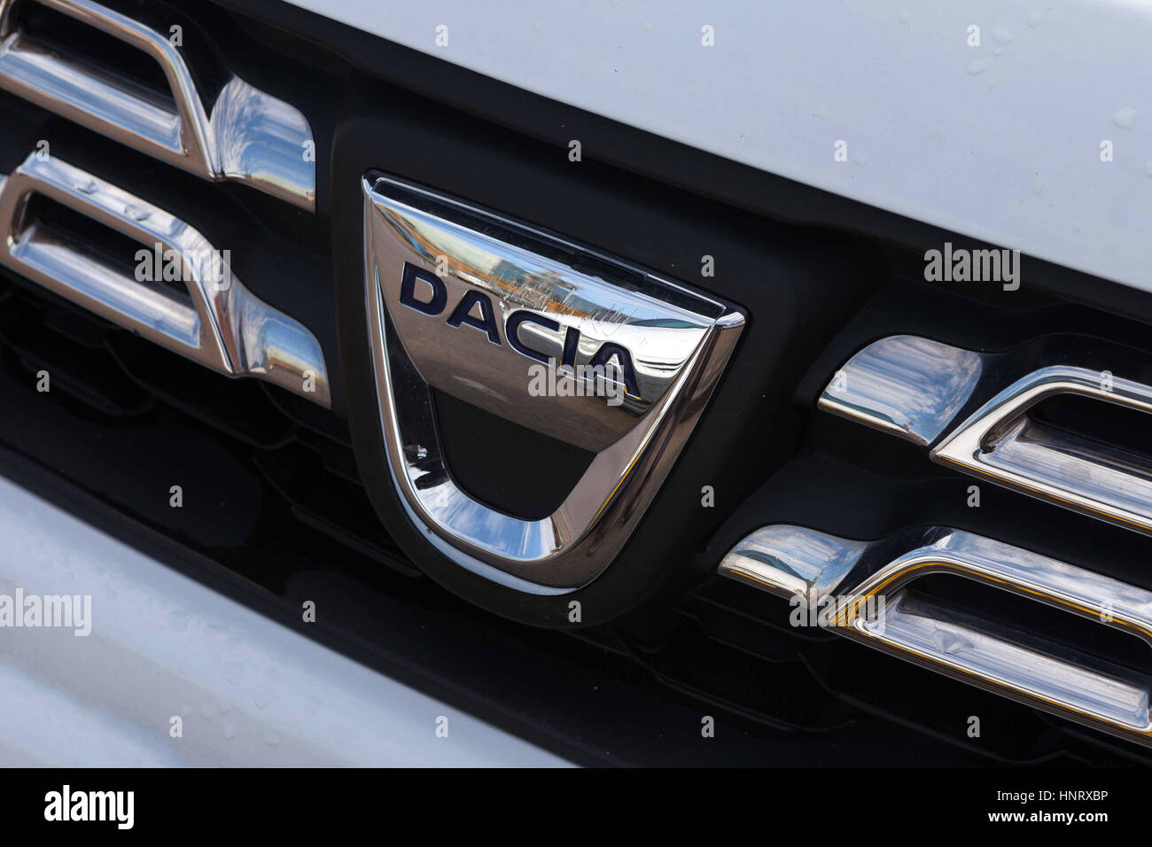 Logo Dacia sur la calandre avant d'une voiture. Dacia est un constructeur automobile roumain, fondé en 1966, et a été une filiale du constructeur automobile français Ren Banque D'Images