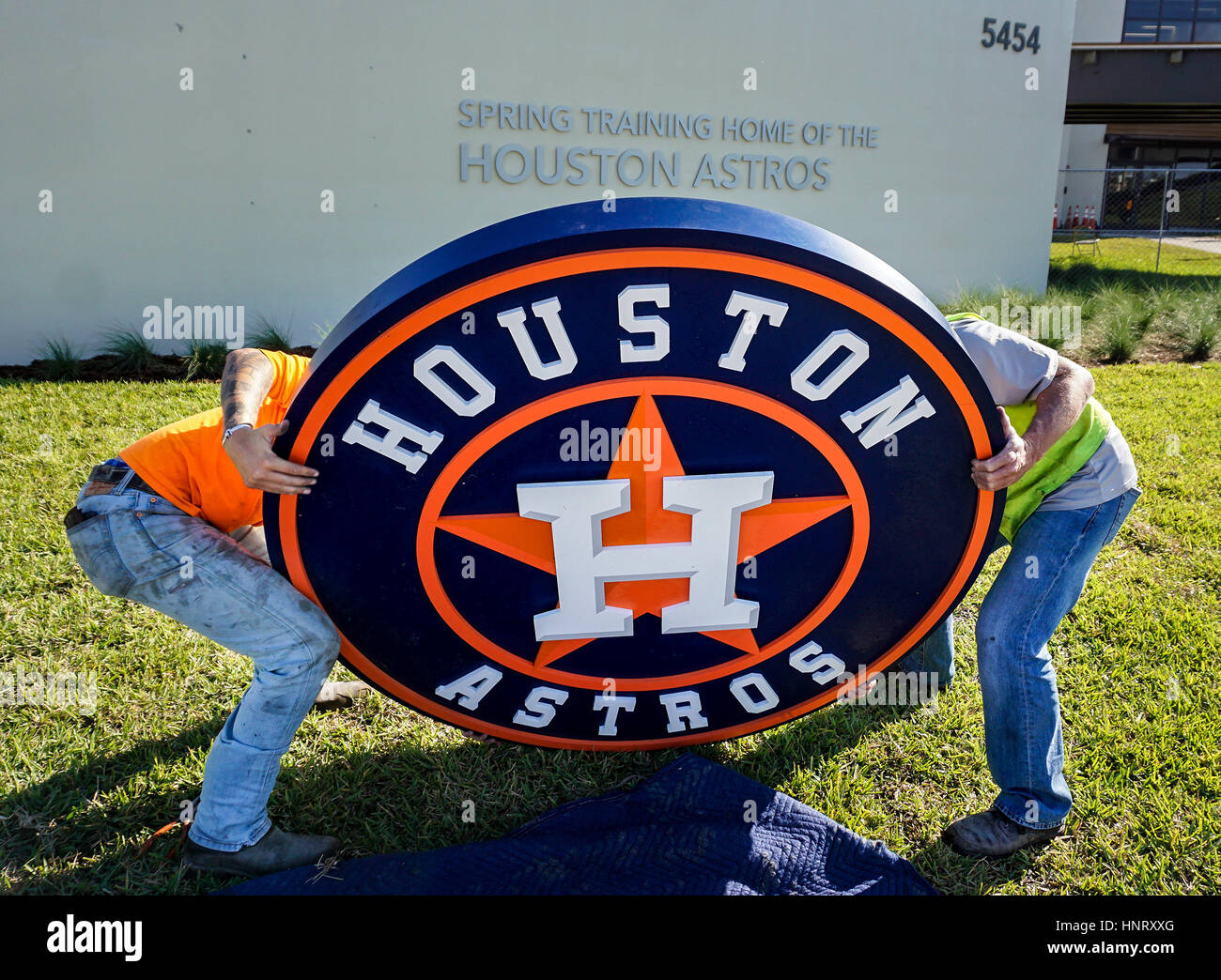 West Palm Beach, Floride, USA. Feb 15, 2017. BOBBY TODD, gauche, et GILL STRELEC avec Donnie Bennett l'éclairage, installer une affiche à l'extérieur les Astros de Houston clubhouse pendant le début de l'entraînement de printemps, au stade de baseball de la plages de Palm. Crédit : Richard Graulich/Le Palm Beach Post/ZUMA/Alamy Fil Live News Banque D'Images