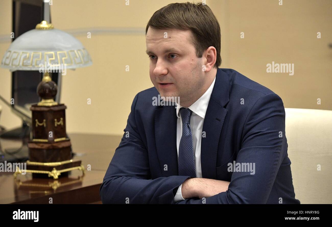 Le ministre du Développement économique russe Maxim Oreshkin lors d'une réunion avec le président russe Vladimir Poutine à la résidence présidentielle du 15 février 2017 Novo-Ogaryovo, près de Moscou, Russie. Oreshkin a informé le Président de la situation économique de la Russie et les perspectives pour 2017 ainsi que des méthodes de réduction de l'inflation. Banque D'Images