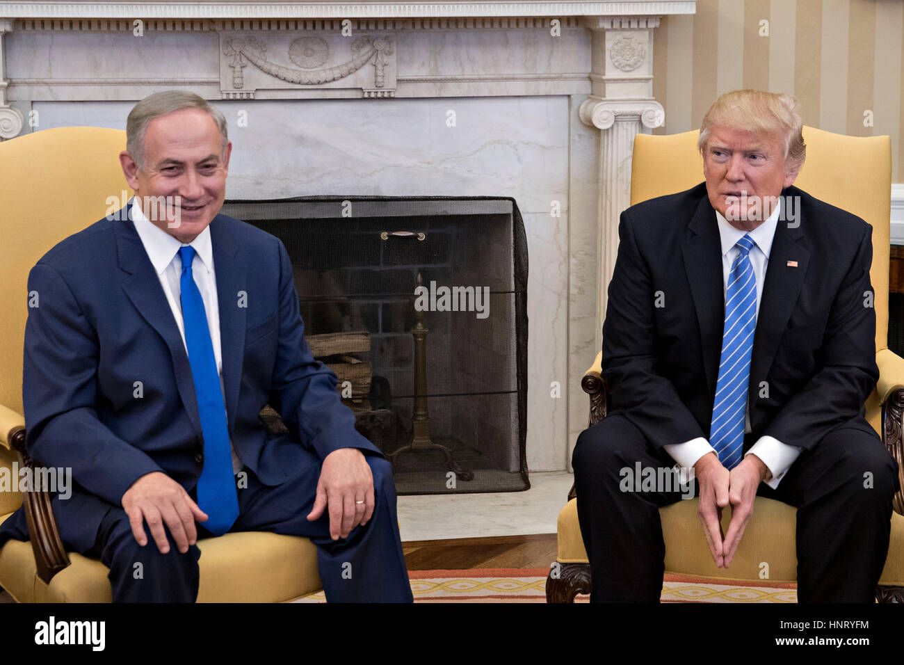 Washington DC, USA. 15 février 2017. Le Président américain Donald Trump, droite, siège avec Benjamin Netanyahu, le premier ministre israélien, dans le bureau ovale de la Maison Blanche à Washington, DC, États-Unis, le Mercredi, Février 15, 2017. Netanyahou tente d'étalonner ses liens avec Israël's top ally après huit années d'affrontements avec l'ancien président américain Barack Obama, en partie sur la politique d'Israël envers les Palestiniens. Crédit : Andrew Harrer/Piscine/MediaPunch /CNP via Alamy Live News Banque D'Images