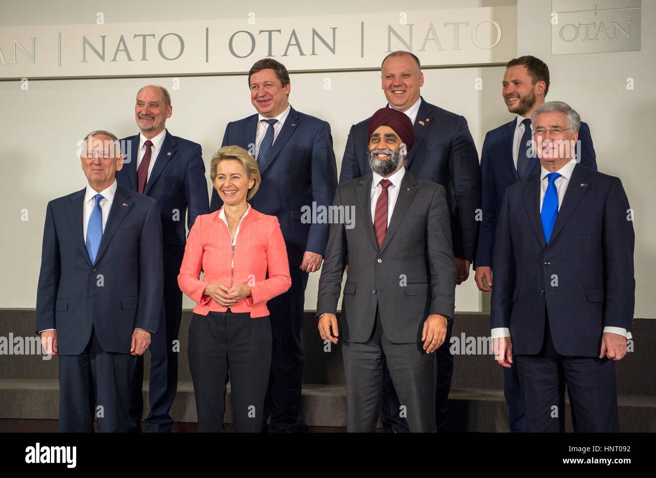 Bruxelles, Belgique. 15 février 2017. Le secrétaire américain à la défense, Jim Mattis, gauche, se joint à une photo de groupe avec d'autres ministres dont les pays font partie de l'OTAN vers l'amélioration de l'initiative de présence au siège de l'OTAN le 15 février 2017 à Bruxelles, Belgique. Mattis dans son discours de ministres de la défense de l'OTAN, a fait écho à l'appel lancé par le président de l'emporter sur leurs alliés européens à dépenser plus pour leurs militaires et a souligné que les contributions à l'alliance sera liée à ce que d'autres pays dépensent. Credit : Planetpix/Alamy Live News Banque D'Images