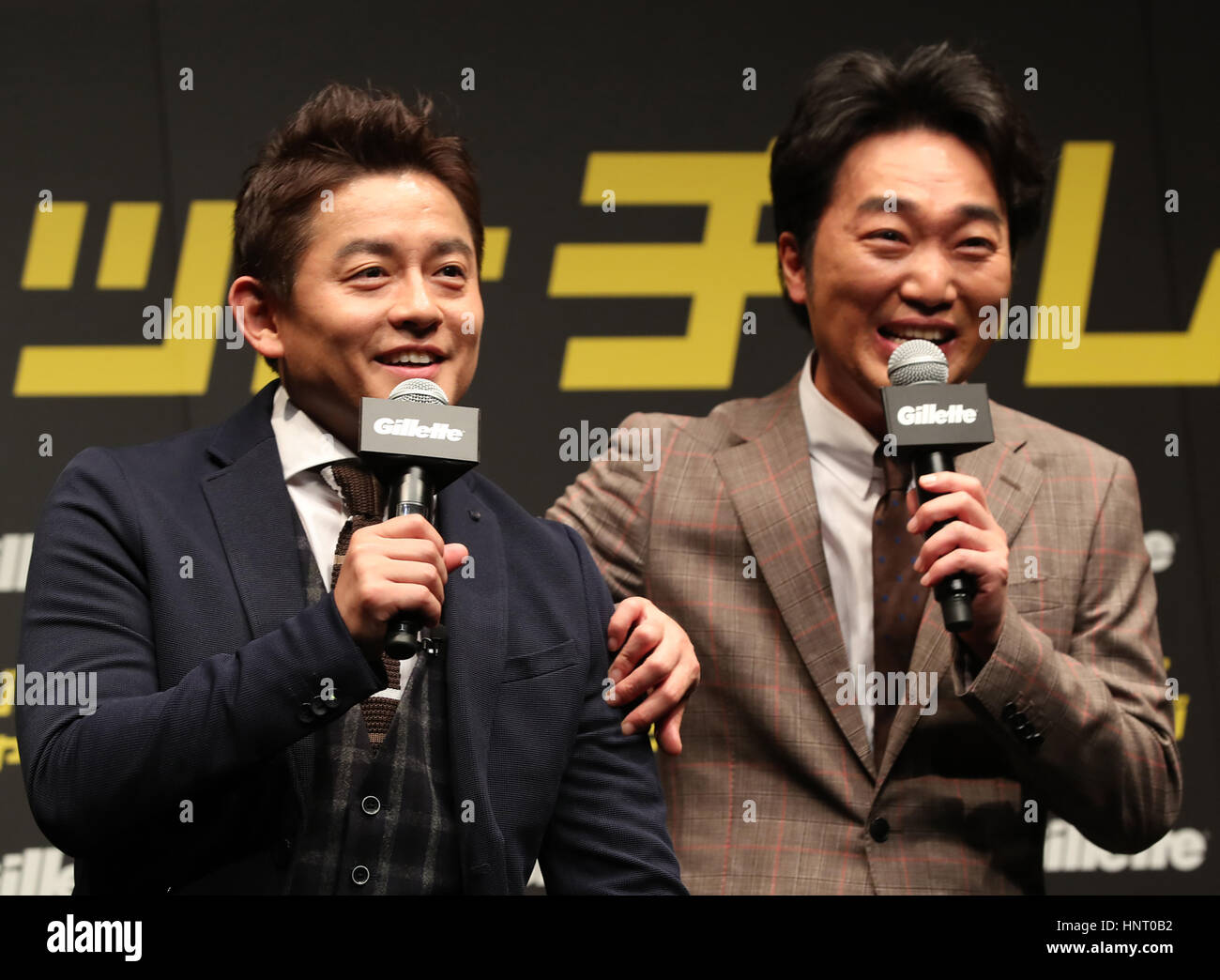 Tokyo, Japon. Feb 15, 2017. Les membres du groupe japonais commedy Speedwagon Jun Itoda (L) et Kazuhuro Ozawa (R) sourire alors qu'ils assistent à l'événement promotinal Gillette Gillette 'Challenge' à Tokyo, le mercredi 15 février, 2017. Itoda généralement utiliser son rasoir électrique pour le rasage. Credit : Yoshio Tsunoda/AFLO/Alamy Live News Banque D'Images