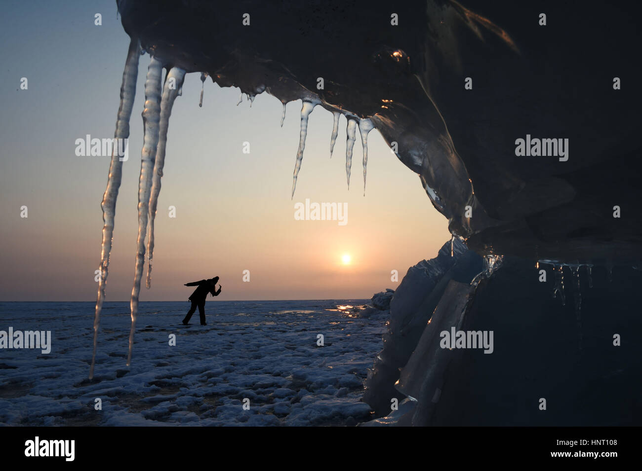 Mishan, Jixi Ville de la province du nord-est de la Chine. Feb 15, 2017. Un visiteur regarde banc de glace sur le lac Xingkai, lac frontière entre la Chine et la Russie, dans la région de Jixi Ville de la province du nord-est de la Chine, le 15 février 2017. Credit : Wang Jianwei/Xinhua/Alamy Live News Banque D'Images