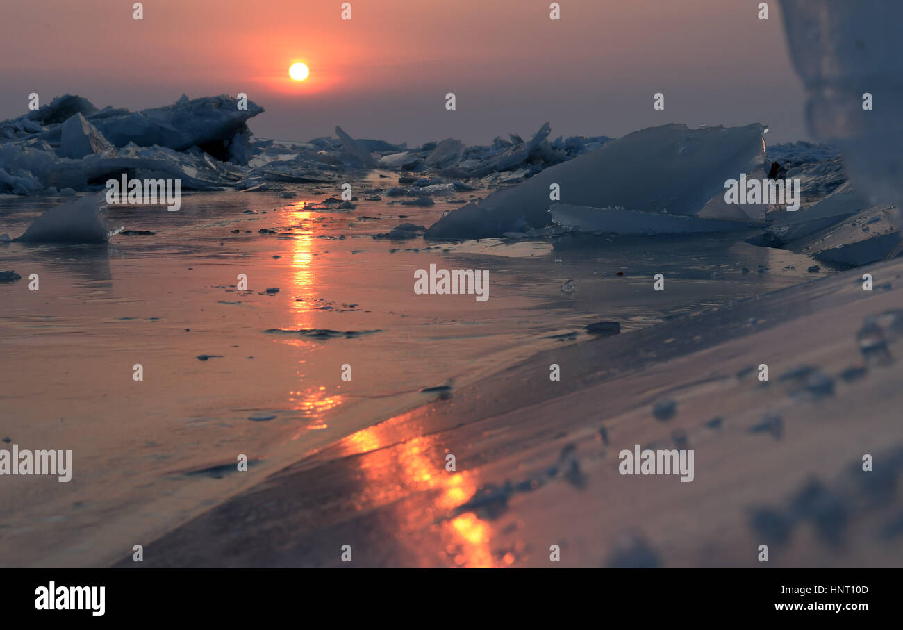 Mishan. Feb 15, 2017. Photo prise le 15 février 2017 montre la banquise sur le lac Xingkai, lac frontière entre la Chine et la Russie, dans la ville de Jixi dans la province du Heilongjiang, nord-est de la Chine. Credit : Wang Jianwei/Xinhua/Alamy Live News Banque D'Images