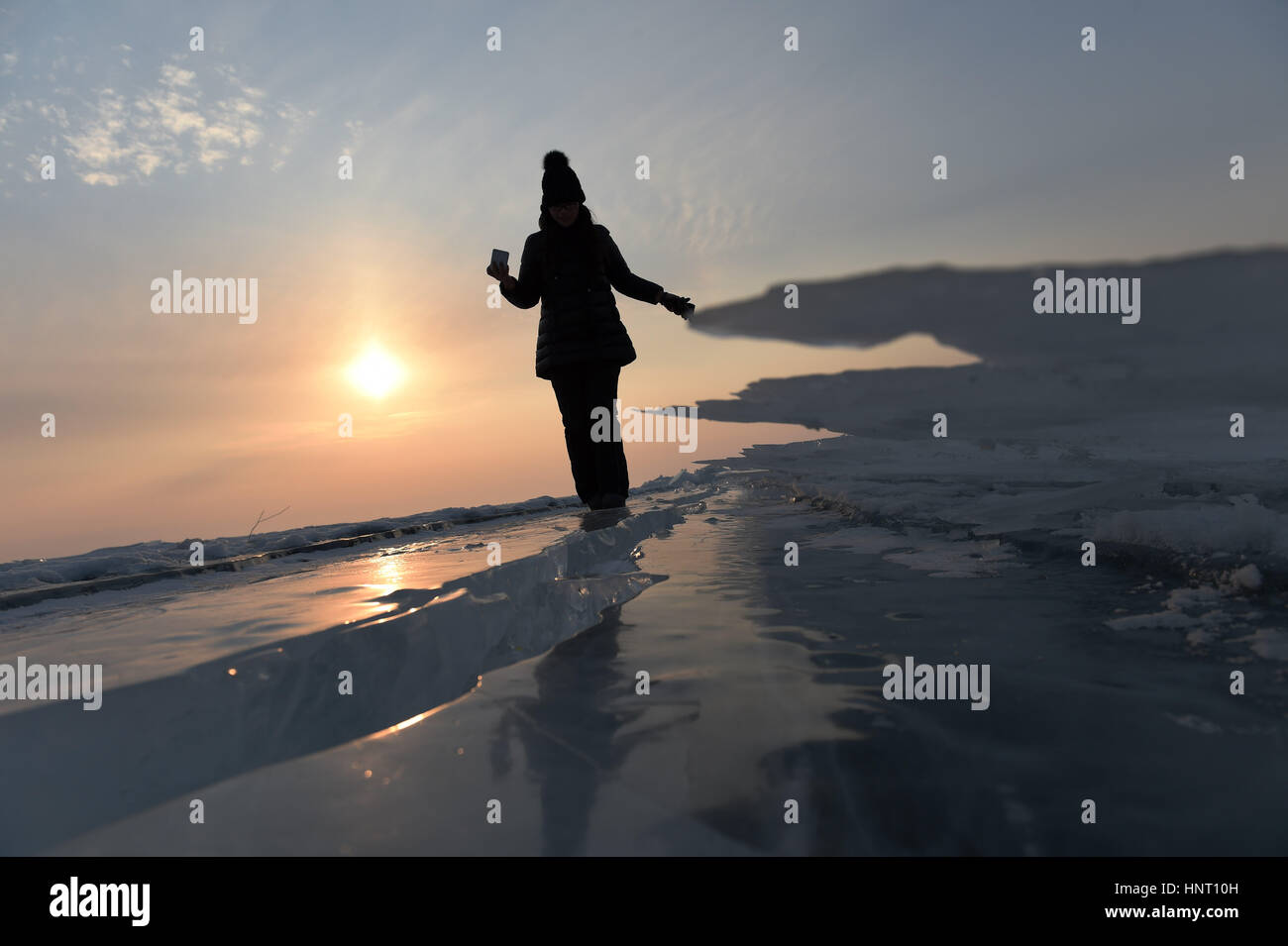Mishan, Jixi Ville de la province du nord-est de la Chine. Feb 15, 2017. Un visiteur regarde banc de glace sur le lac Xingkai, lac frontière entre la Chine et la Russie, dans la région de Jixi Ville de la province du nord-est de la Chine, le 15 février 2017. Credit : Wang Jianwei/Xinhua/Alamy Live News Banque D'Images