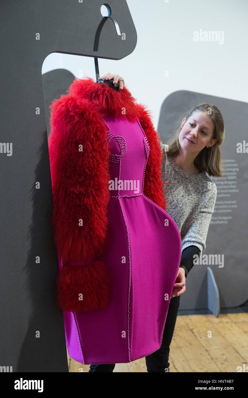 Londres, Royaume-Uni. 16 Février, 2017. Assistant d'exposition Monique Ricketts regarde une robe violette par David Ferreira du Portugal. Le British Council, British Fashion Council (BFC) et Mercedes-Benz sont collectivement la présentation de travaux par les créateurs de mode émergents de 26 pays de la 6e édition de la Vitrine de la mode internationale (FI) 2017 à Somerset House. La vitrine est sur l'affichage lors de la London Fashion Week du 17 au 21 février 2017. Credit : Bettina Strenske/Alamy Live News Banque D'Images