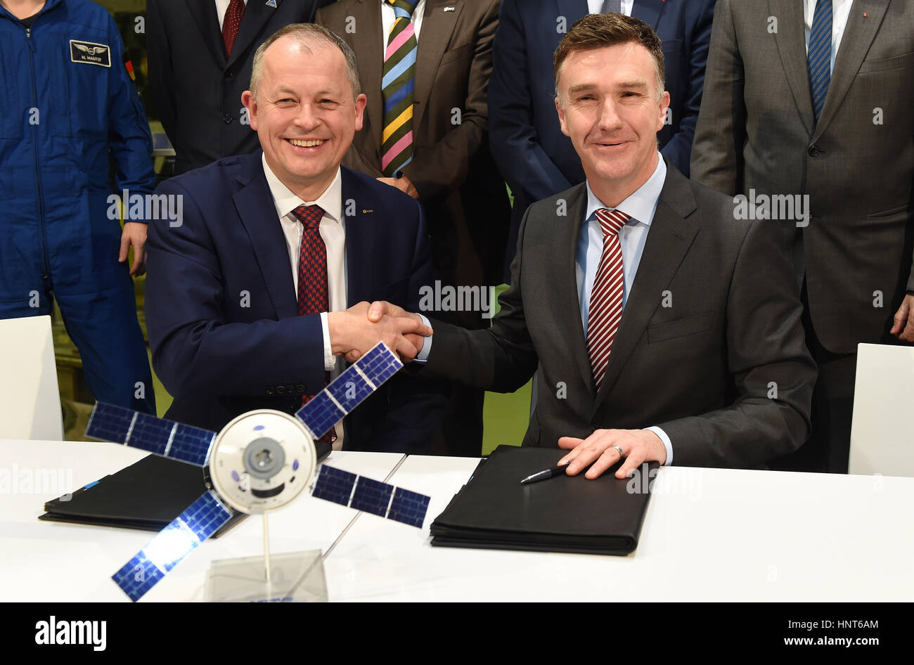 Brême, Allemagne. 16 Février, 2017. Oliver Juckenhoefel (r), nouveau directeur de l'aéronautique d'Airbus dans le centre de Bremen, serre la main de David Parker, directeur de l'ESA pour les vols habités et Exploration robotique de l'équipage, après la signature du contrat entre l'ESA et de l'Airbus au cours de la construction du second module de service européen pour la capsule Orion à Brême, Allemagne, le 16 février 2017. Photo : Carmen Jaspersen/dpa/Alamy Live News Banque D'Images