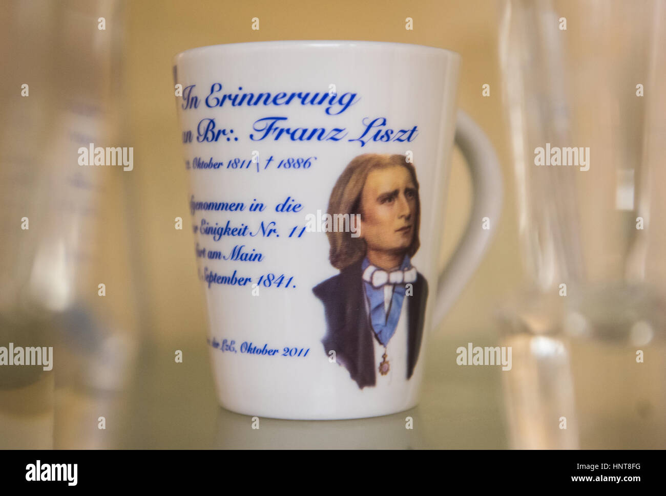 Une tasse avec une peinture de compositeur Franz Liszt peut être vu au lodge à Francfort/Main, Allemagne, 15 février 2017. La Loge Maçonnique "Zur Einigkeit' (lit. "Pour l'unité") a été fondée en 1742 à l'occasion de l'élection de l'empereur Karl VII. Photo : Andreas Arnold/dpa Banque D'Images