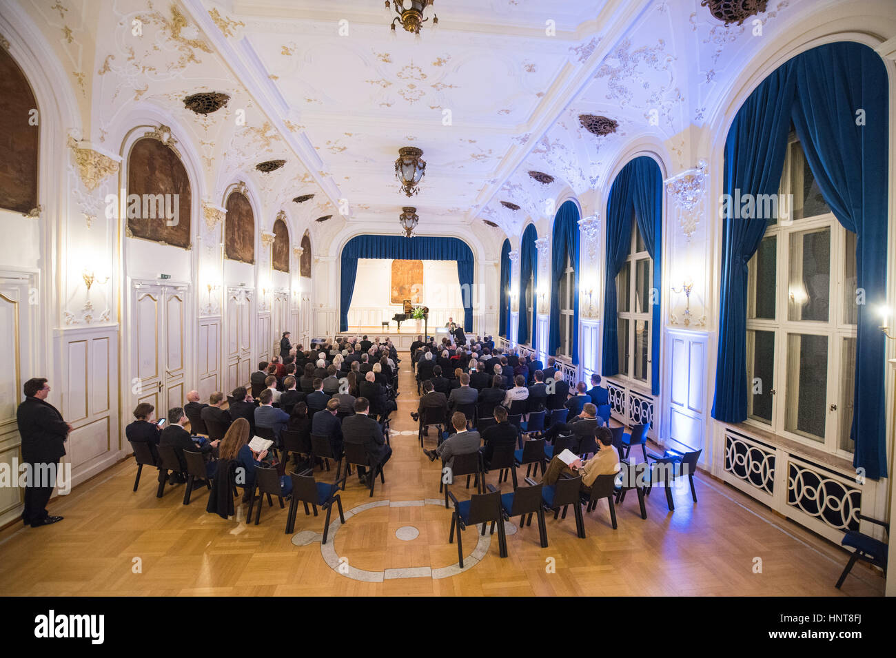 Les invités s'asseoir dans la salle principale au cours de l'évènement au lodge à Francfort/Main, Allemagne, 15 février 2017. La Loge Maçonnique "Zur Einigkeit' (lit. "Pour l'unité") a été fondée en 1742 à l'occasion de l'élection de l'empereur Karl VII. Photo : Andreas Arnold/dpa Banque D'Images