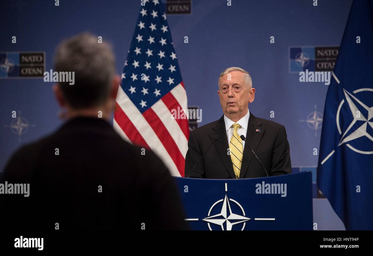 Bruxelles, Belgique. 16 février 2017. Le secrétaire américain à la défense, Jim Mattis répond à une question au cours d'une conférence de presse au siège de l'OTAN le 16 février 2017 à Bruxelles, Belgique. Credit : Planetpix/Alamy Live News Banque D'Images