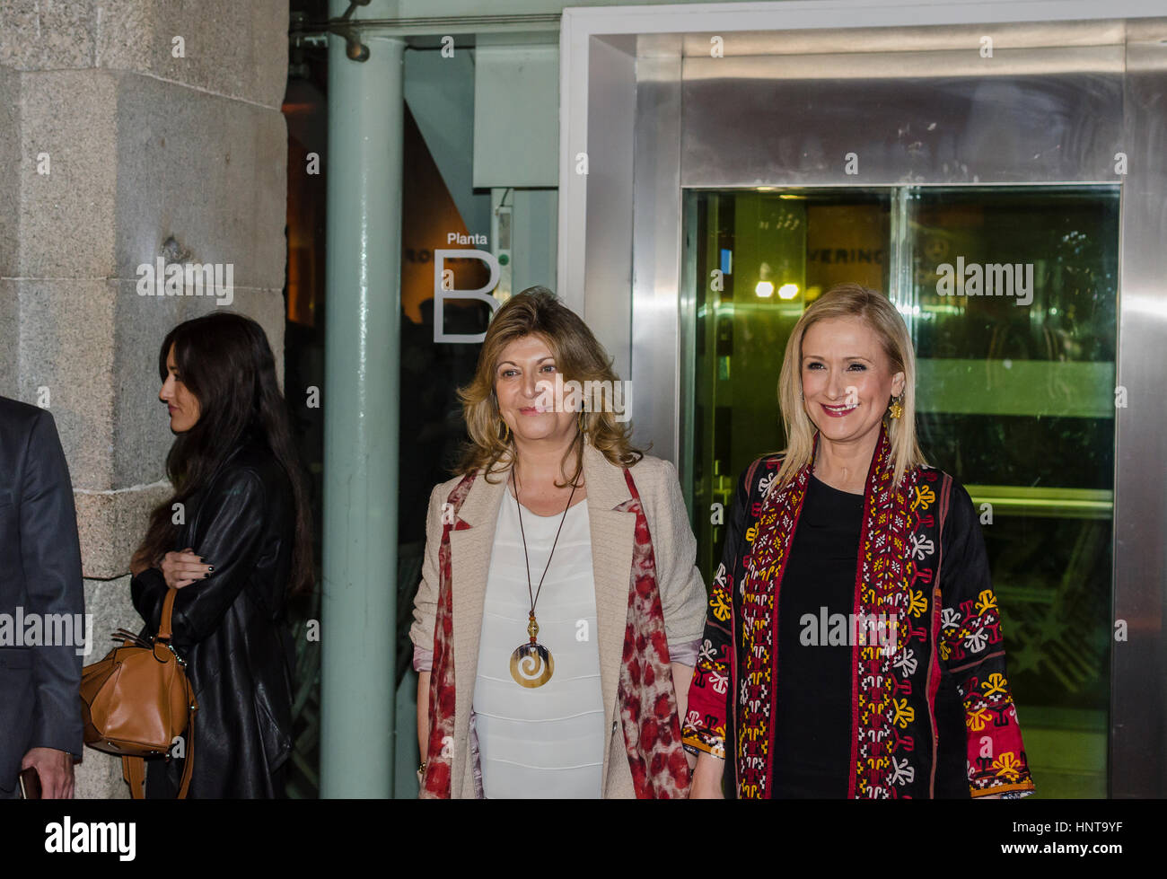 Madrid, Espagne. 16 Février, 2017. Présentation de la collection en Casa de Correos par le couturier Roberto Verino au premier jour de la Fashion Week de Madrid avec présence de Mme Celia Mayer, (à gauche) Conseiller municipal de la culture et Mme Cristina Cifuentes (à droite) président de la Communauté de Madrid, Madrid, Espagne, le 16 janvier 2017. Credit : Enrique Davó/Alamy Live News. Banque D'Images