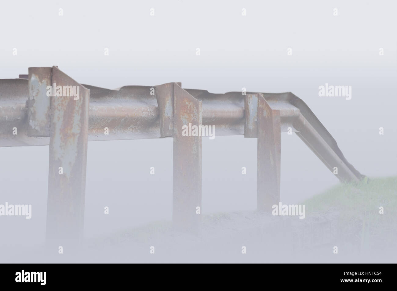 Ancien rusty grunge pont métallique ferroviaire, shoruded point de vue dans la brume closeup Banque D'Images