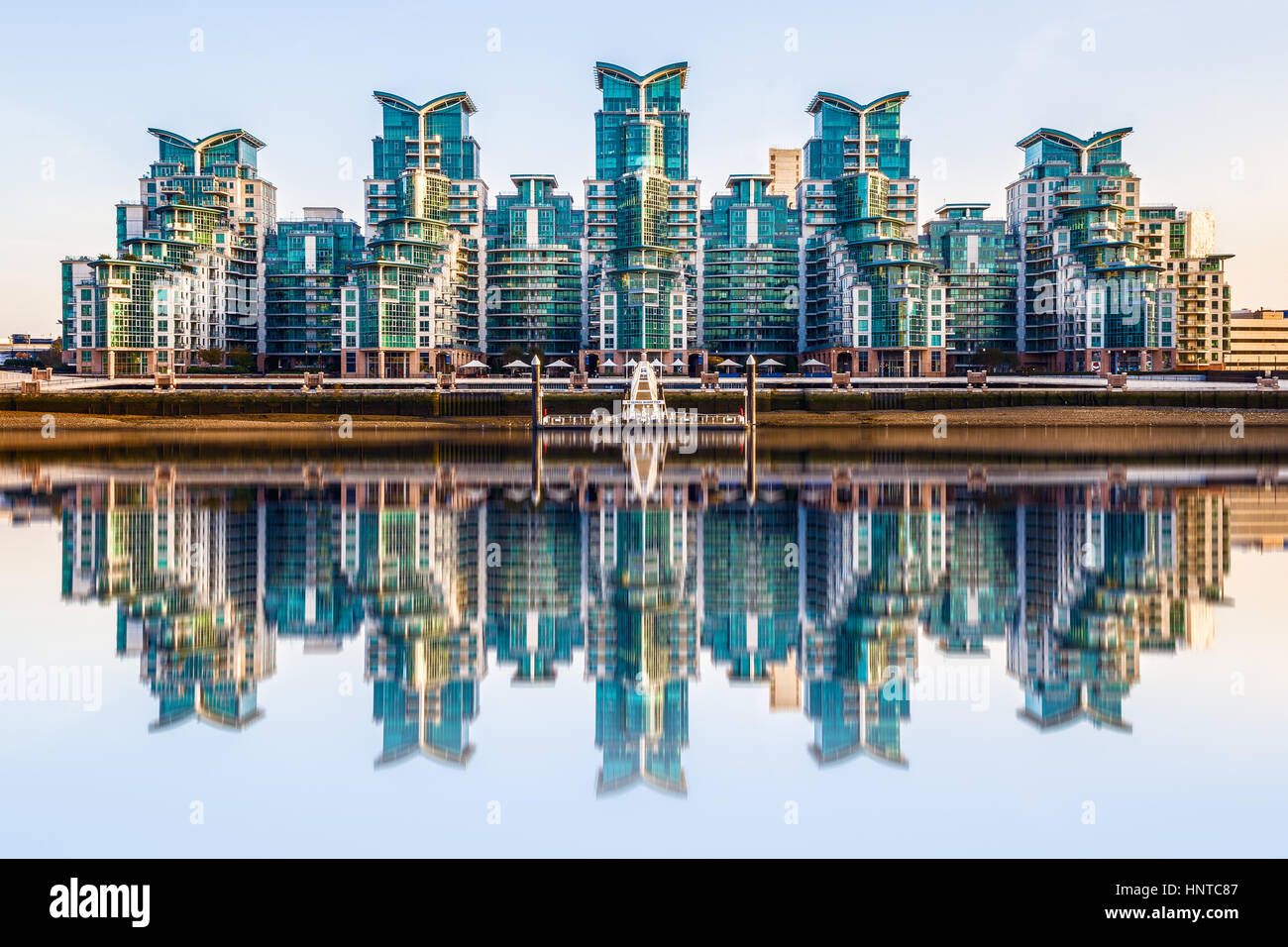 St George Wharf Pier et de l'extérieur de la rivière dans le développement Vauxhall, Londres Banque D'Images