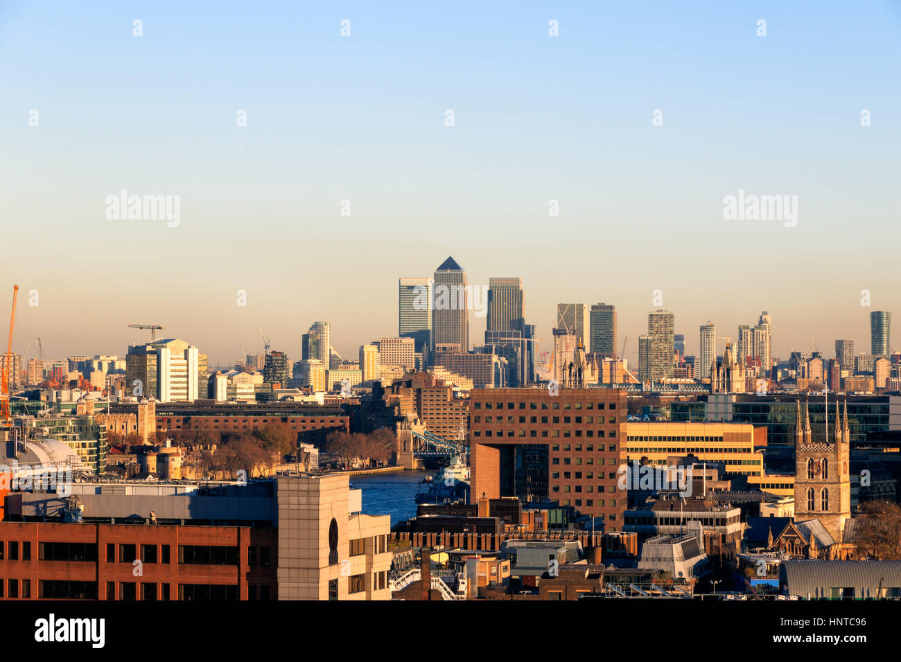 Coucher de soleil sur le paysage urbain du quartier financier de Londres, y compris Canary Wharf Banque D'Images