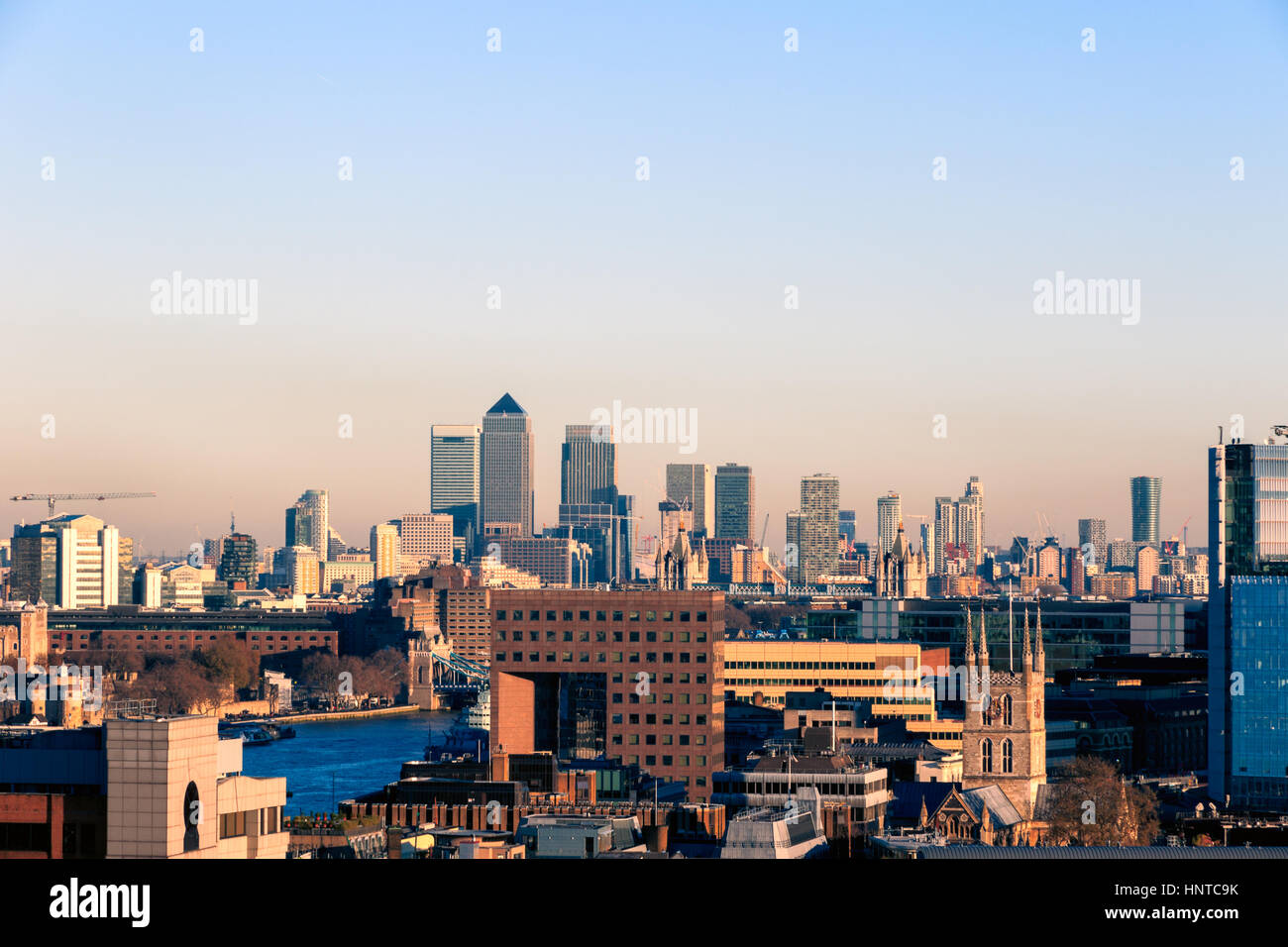 Coucher de soleil sur le paysage urbain du quartier financier de Londres, y compris Canary Wharf Banque D'Images