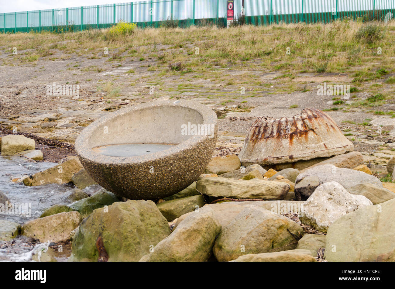 "Marée haute" Sculptures en béton d'art public par Fisher, Wilbourn, Knowles & Brenchley (2001) situé à Newgale, Sunderland Banque D'Images