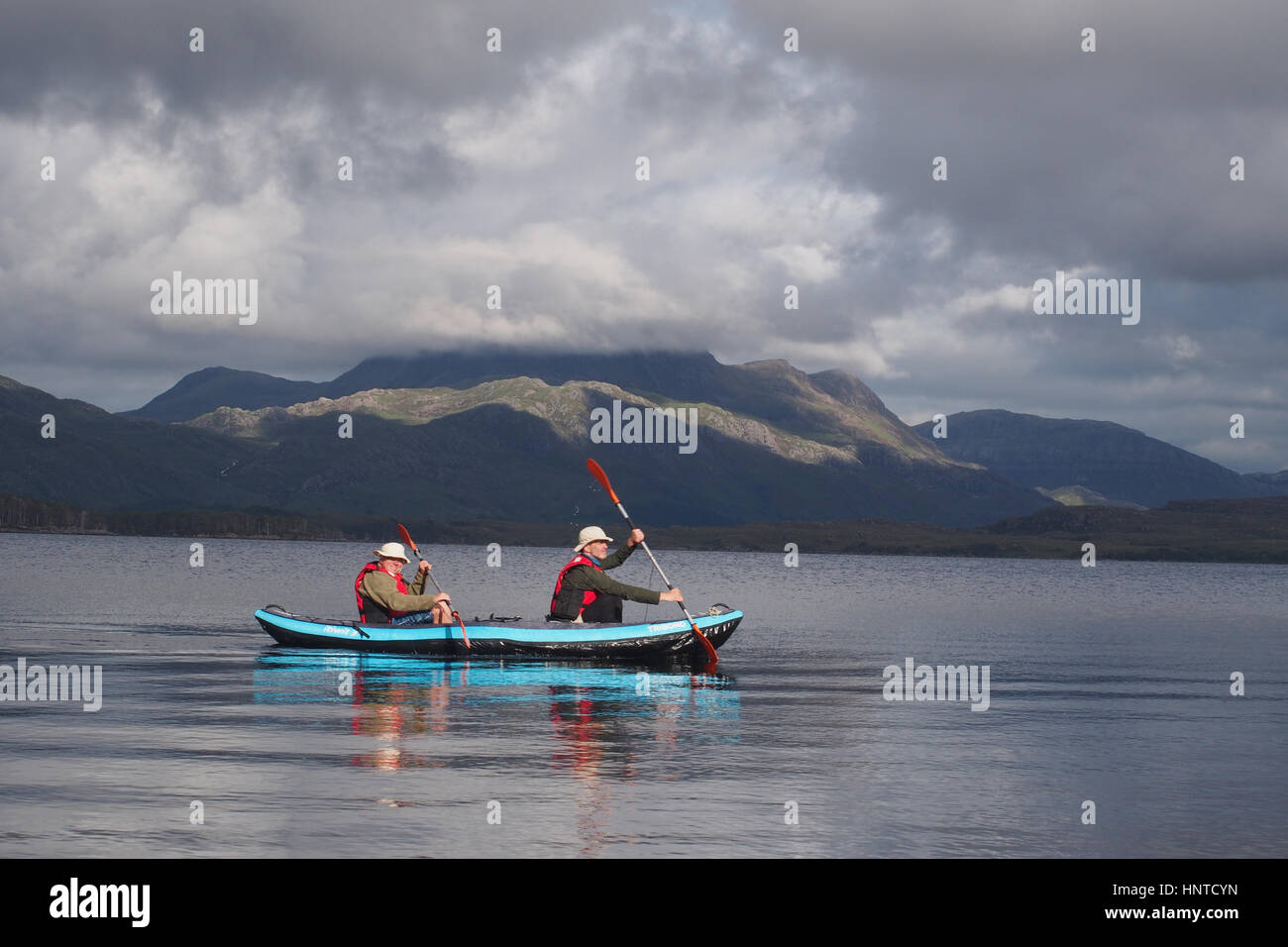 Kayak double sur mer écossais Loch Banque D'Images