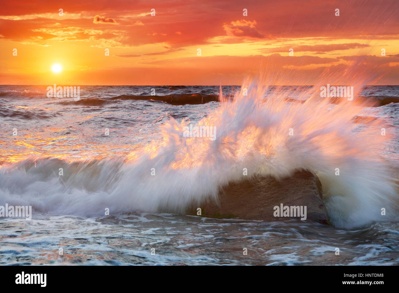 Mer vague à l'heure du coucher du soleil, de la mer Baltique, la Pologne, la Poméranie paysage Banque D'Images