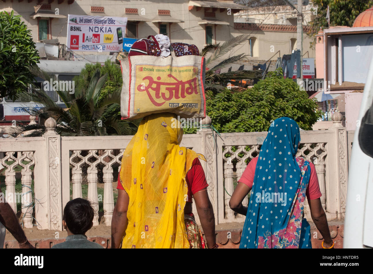 Indian,femme,Jaipur, Inde,chargement,tête,transport,sur,tête,colorés,tendance,hindou,Hindi,langue,script,style,équilibre,rue,scène sari saree,Sacs, Banque D'Images