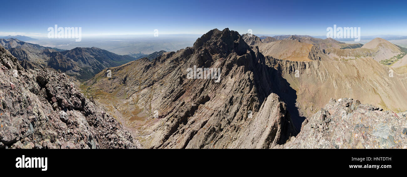 Panorama depuis le sommet de Crestone Needle dans la gamme Sangre de Cristo y compris Crestone Peak Banque D'Images