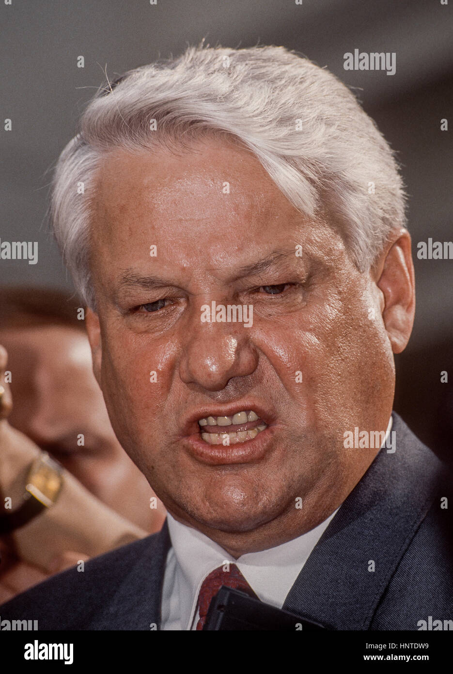 Le Président russe Boris Eltsine Nikolayvich répond aux questions des journalistes dans l'aile ouest de l'entrée de la Maison Blanche, Washington DC. 20 juin 1991 à l'issue de sa réunion précédente dans le bureau ovale avec le président George H. W. Bush Photo par Mark Reinstein Banque D'Images