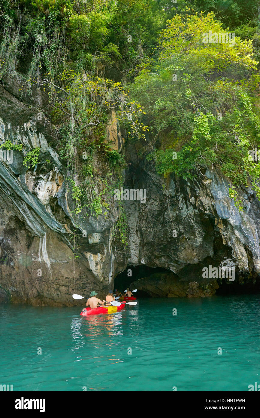 Kyaking à Ko Talabeng), province de Krabi, Thaïlande Banque D'Images