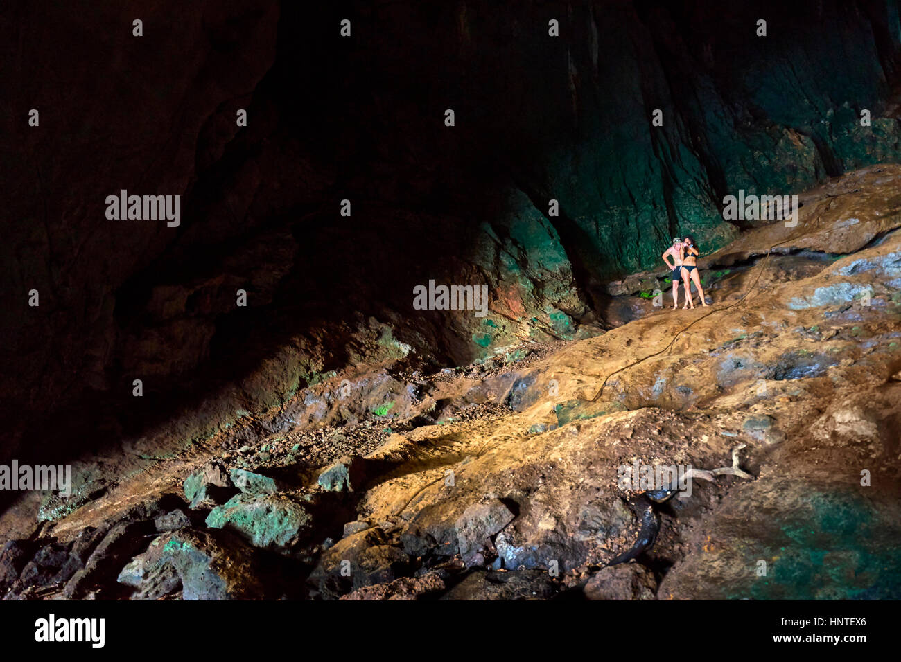 L'exploration souterraine Ko Talabeng Grotte, province de Krabi, Thaïlande Banque D'Images