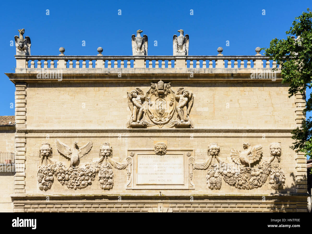 Détail de la façade baroque de la Hotel des Monnaies avec le blason de la famille du Cardinal de Borghèse au-dessus de la plaque de la restauration, Avignon, France Banque D'Images